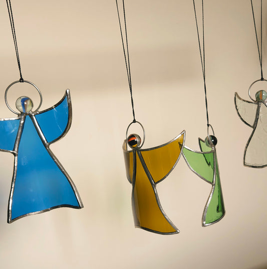 Suspension Ange en verre upcyclé - recyclage de verre de bouteilles et bille de verre "oeil de chat" , sertie en étain.  Artisanat Français. 