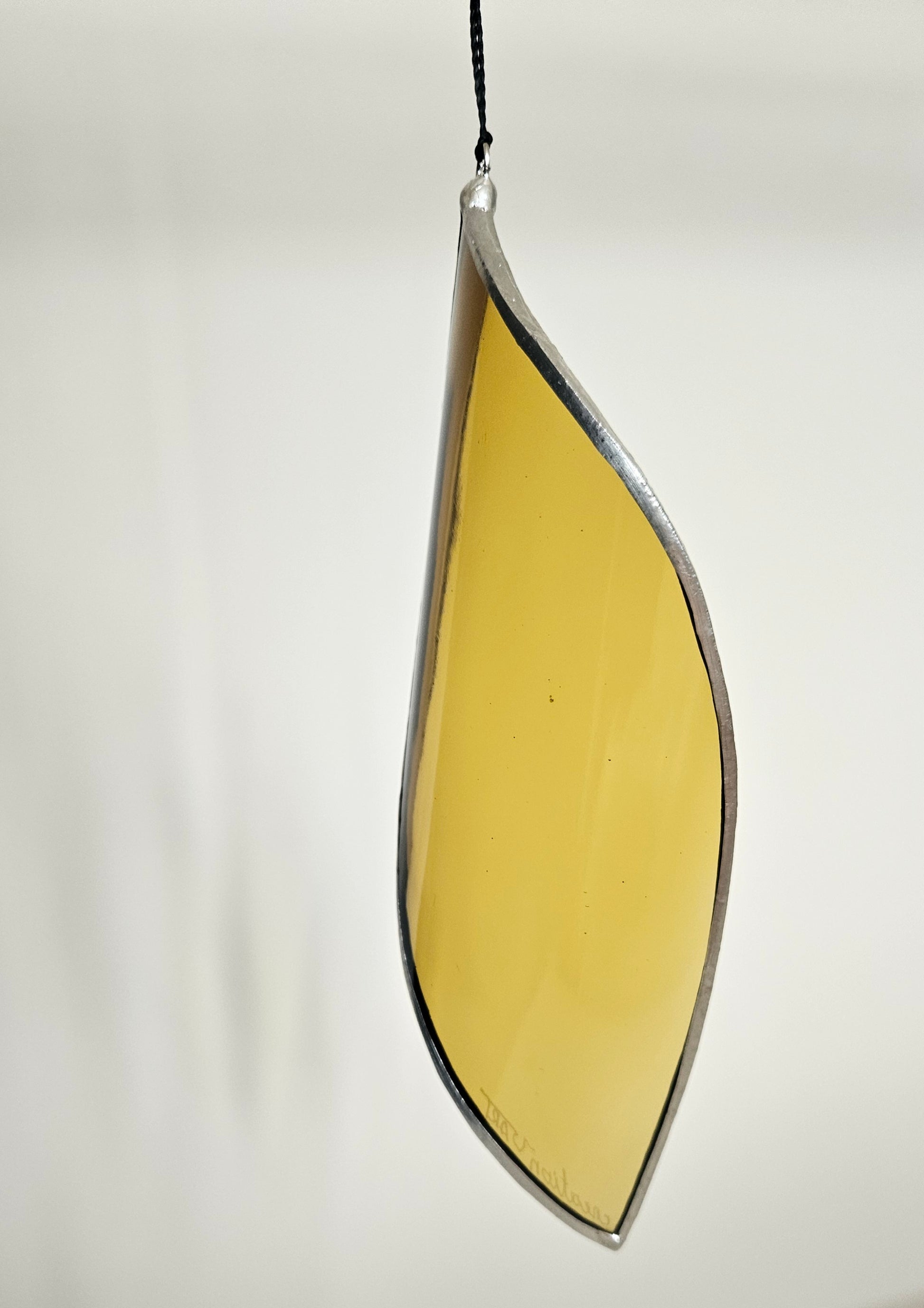 Suspension Feuille en verre upcyclé  - décoration artisanale et originale fabriquée en France ( Haute-Loire) sertissage à l'étain. couleur d verre : bronze, jaune moutarde, vert