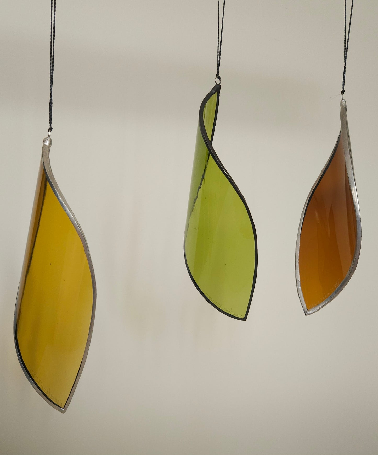 Suspension Feuille en verre upcyclé  - décoration artisanale et originale fabriquée en France ( Haute-Loire) sertissage à l'étain. couleur d verre : bronze, jaune moutarde, vert