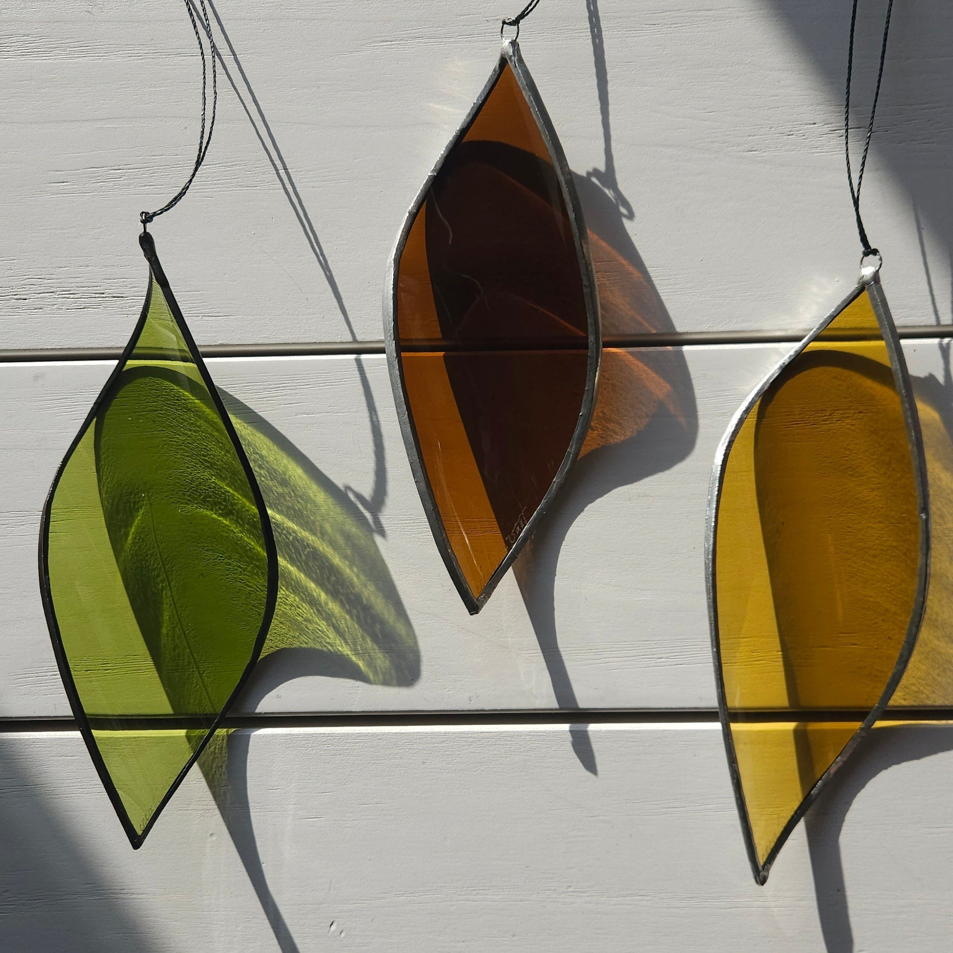 Suspension Feuille en verre upcyclé  - décoration artisanale et originale fabriquée en France ( Haute-Loire) sertissage à l'étain. couleur d verre : bronze, jaune moutarde, vert