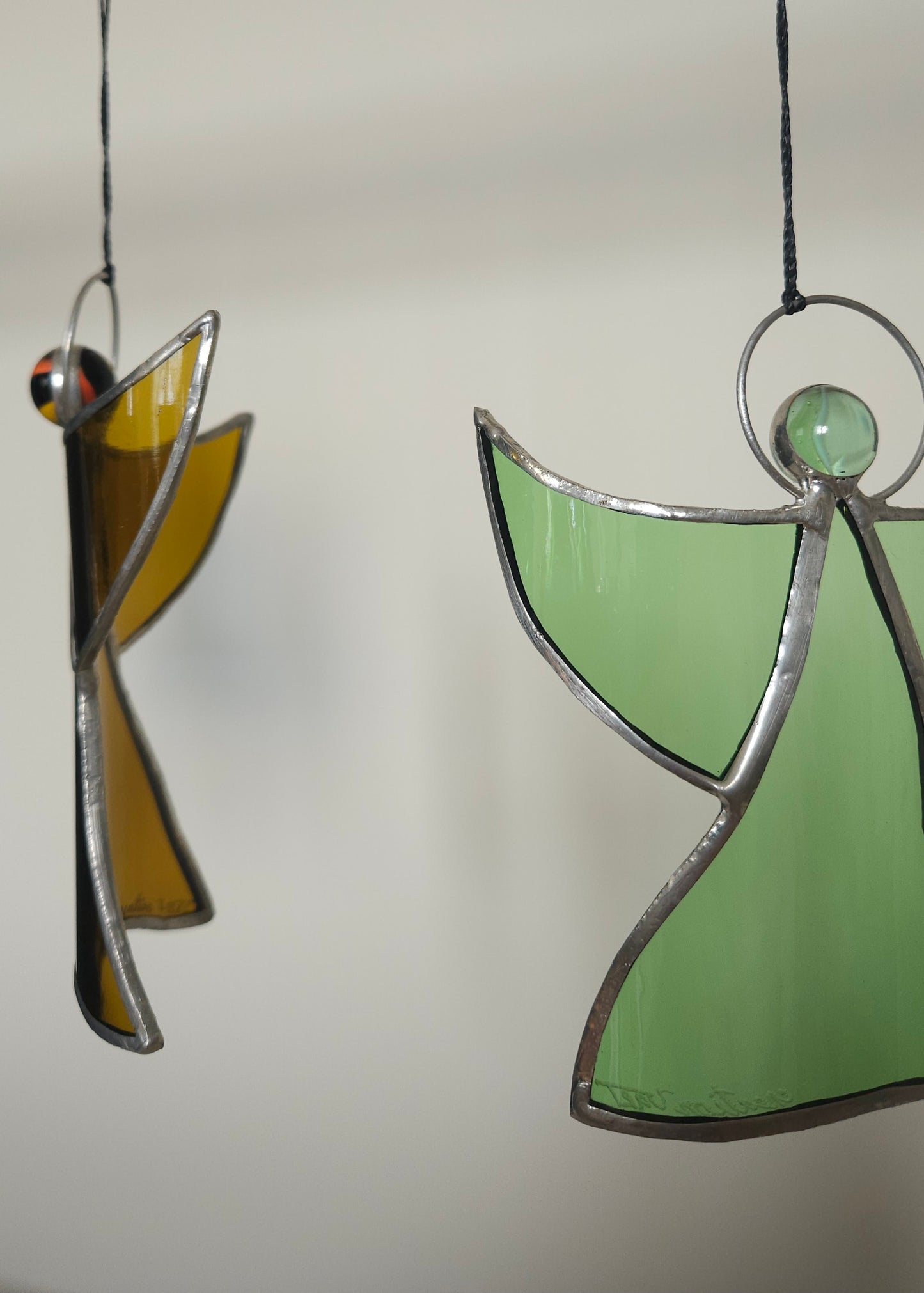 Suspension Ange en verre upcyclé - suspension originale de Noel - recyclage de verre de bouteilles et bille de verre "oeil de chat" , sertie en étain.  Artisanat Français. 