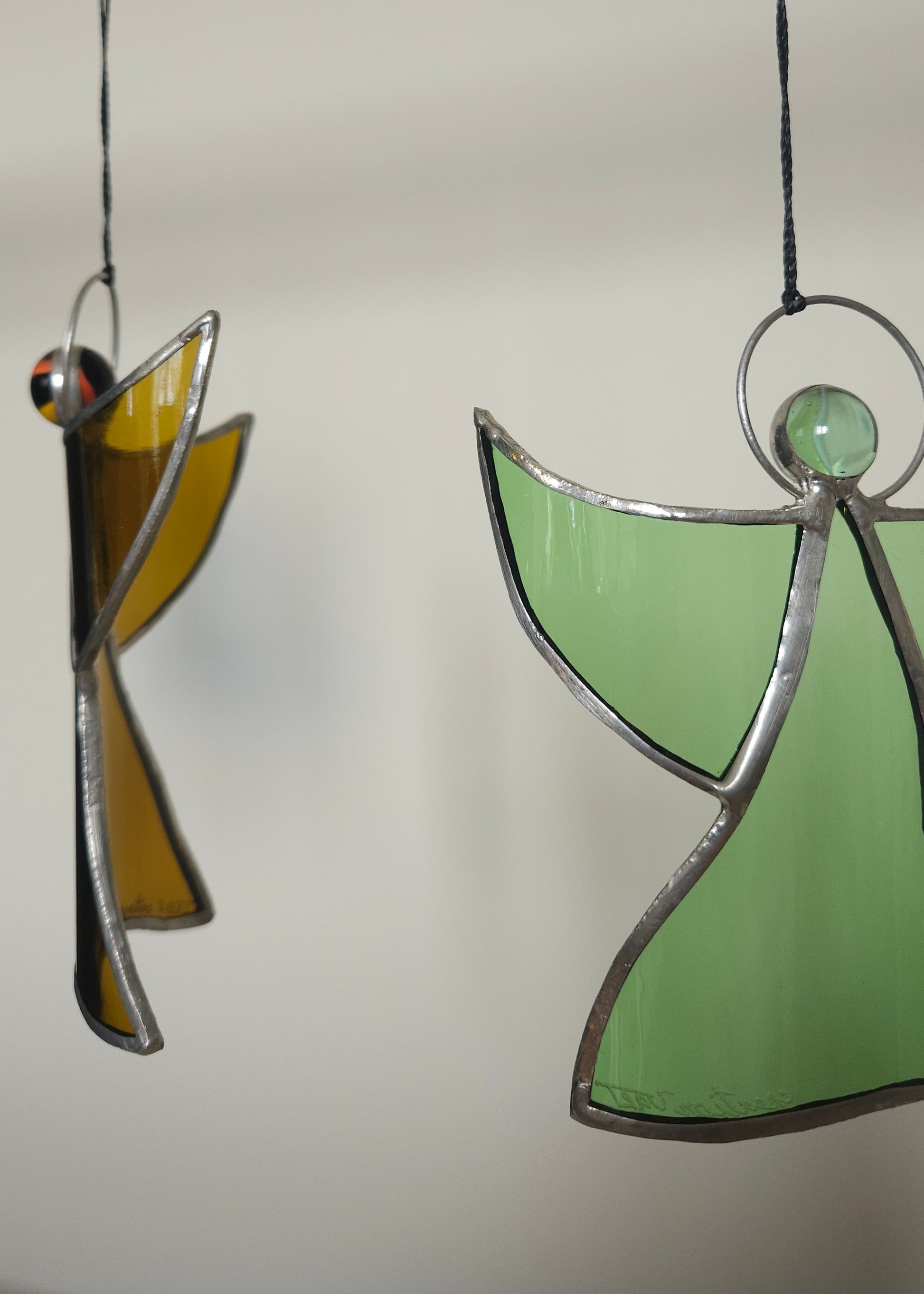 Suspension Ange en verre upcyclé - suspension originale de Noel - recyclage de verre de bouteilles et bille de verre "oeil de chat" , sertie en étain.  Artisanat Français. 