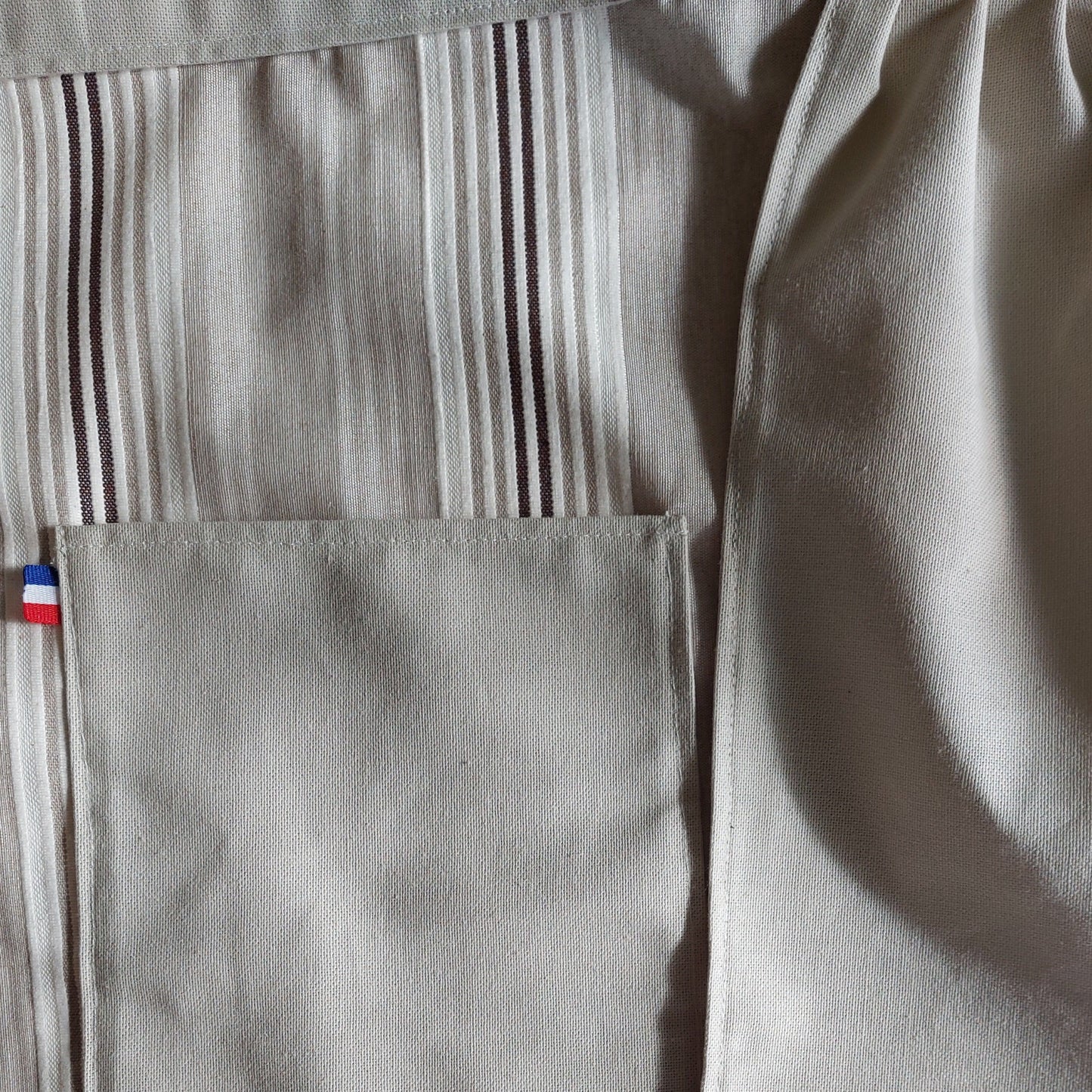 Tablier bas de cuisine avec poche et torchon Adulte - couleur écru - beige textile upcyclé de haute-qualité - réalisation par structure à but social Auvergne