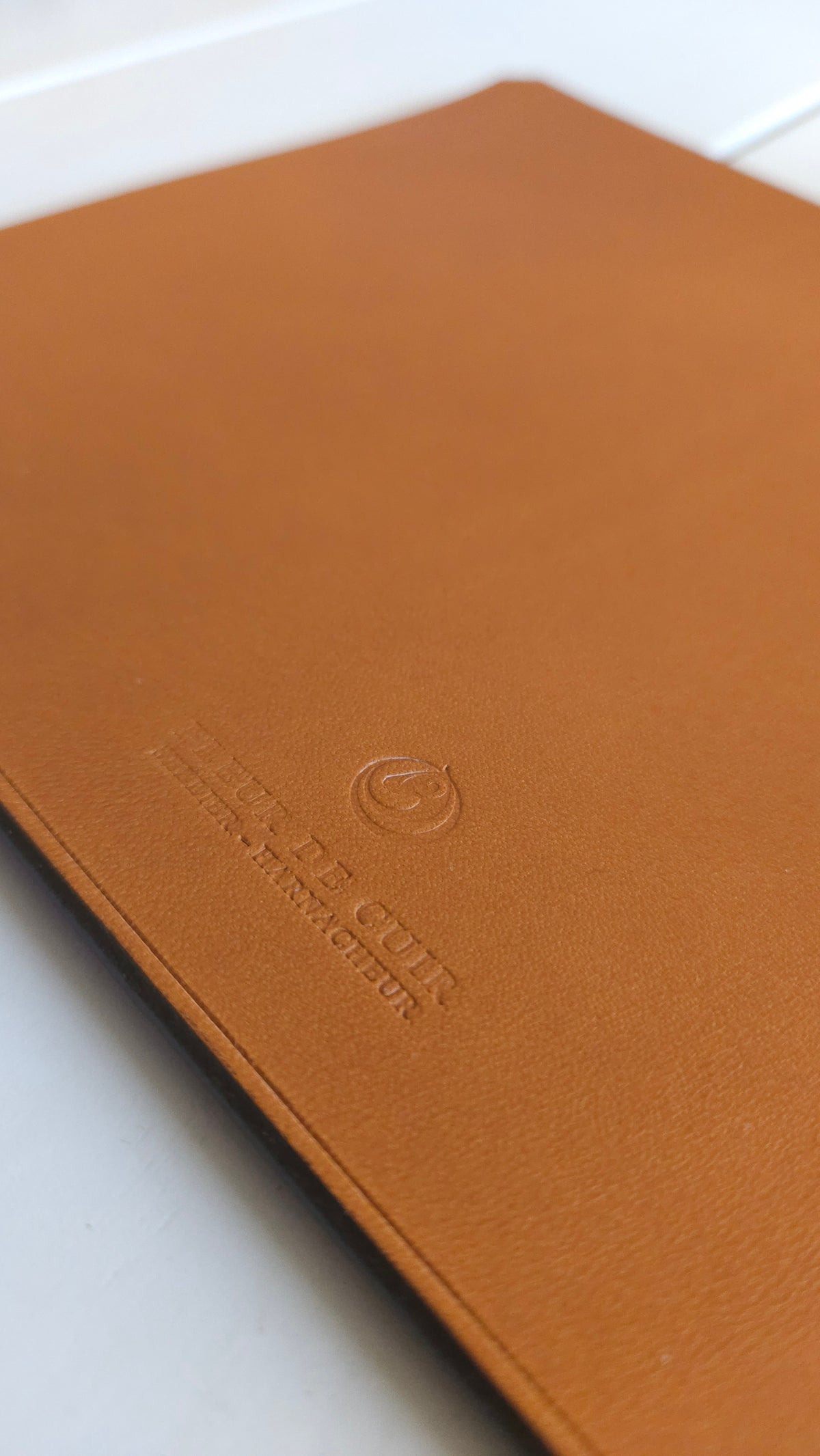 Tapis de souris en fleur de cuir. couleur marron clair . Maroquinerie artisanale Atelier Fleur de Cuir - Haute-Loire
