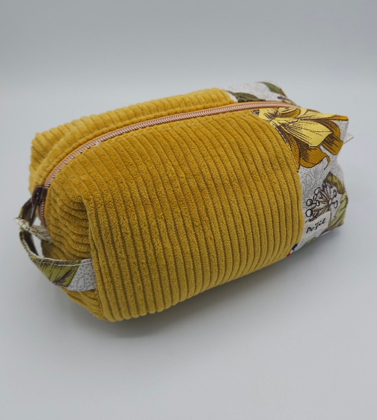 Trousse de toilette en velours cotelé avec fermeture zippée - couleur jaune moutarde - artisanat de Haute-Loire par Po'Fil