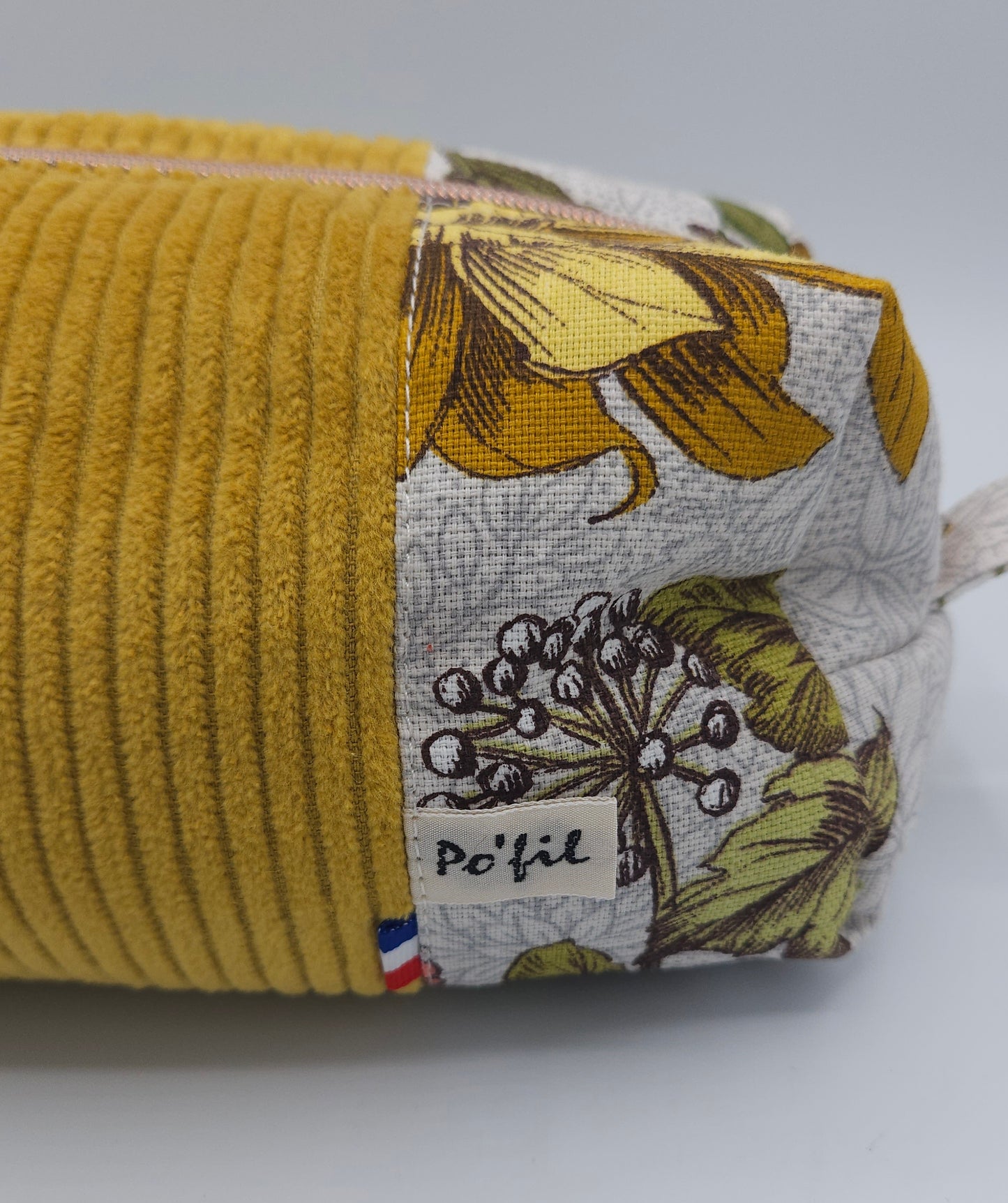 Trousse de toilette en velours cotelé avec fermeture zippée - couleur jaune moutarde - artisanat de Haute-Loire par Po'Fil