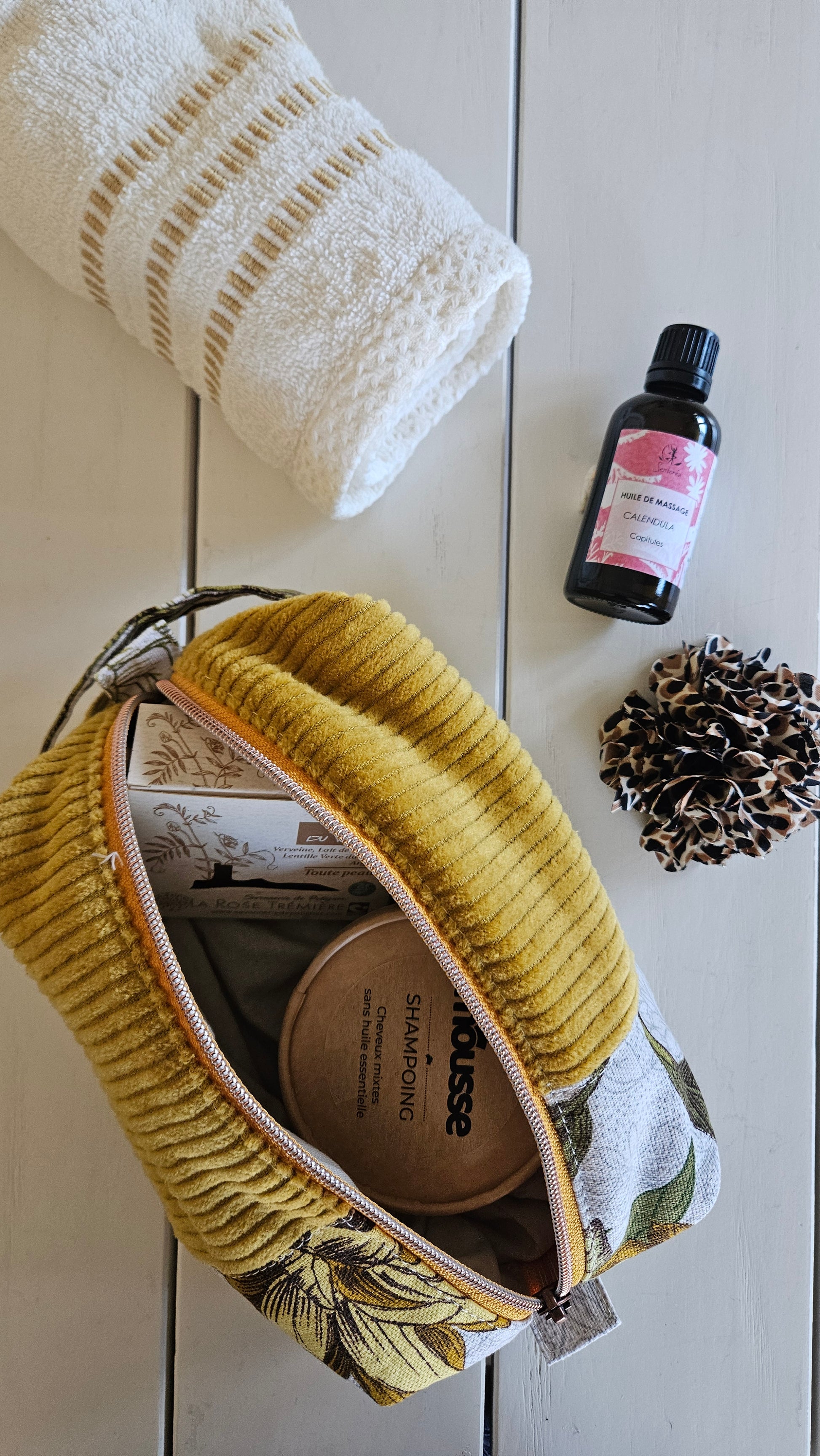 Ensemble trousse de toilette velours côtelé, savon et shampoing solide bio artisanaux, huile de massage calendula bio et pince à cheveux fleur léopard. Par Pecata - artisanat haute-Loire
