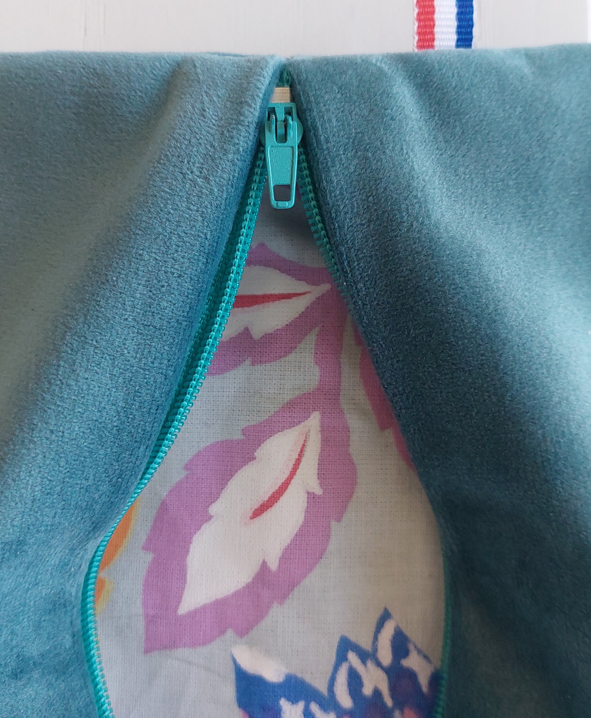 Trousse à crayons éco-conçue en Haute-Loire, en textiles upcyclés. Fabrication artisanale par une structure à but social . Accessoire papeterie éco-responsable
