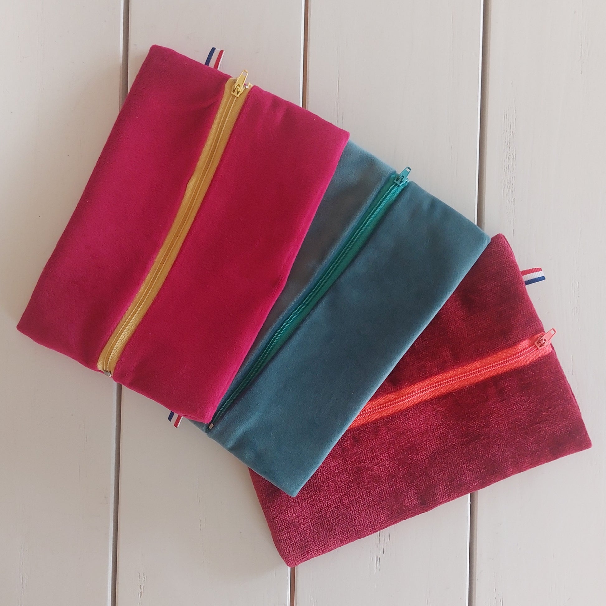 Trousse à crayons plate en tissu upcyclé, fabriquée artisanalement en Haute-Loire. Pratique, unique et éco-responsable, idéale pour l’école, le bureau ou en cadeau