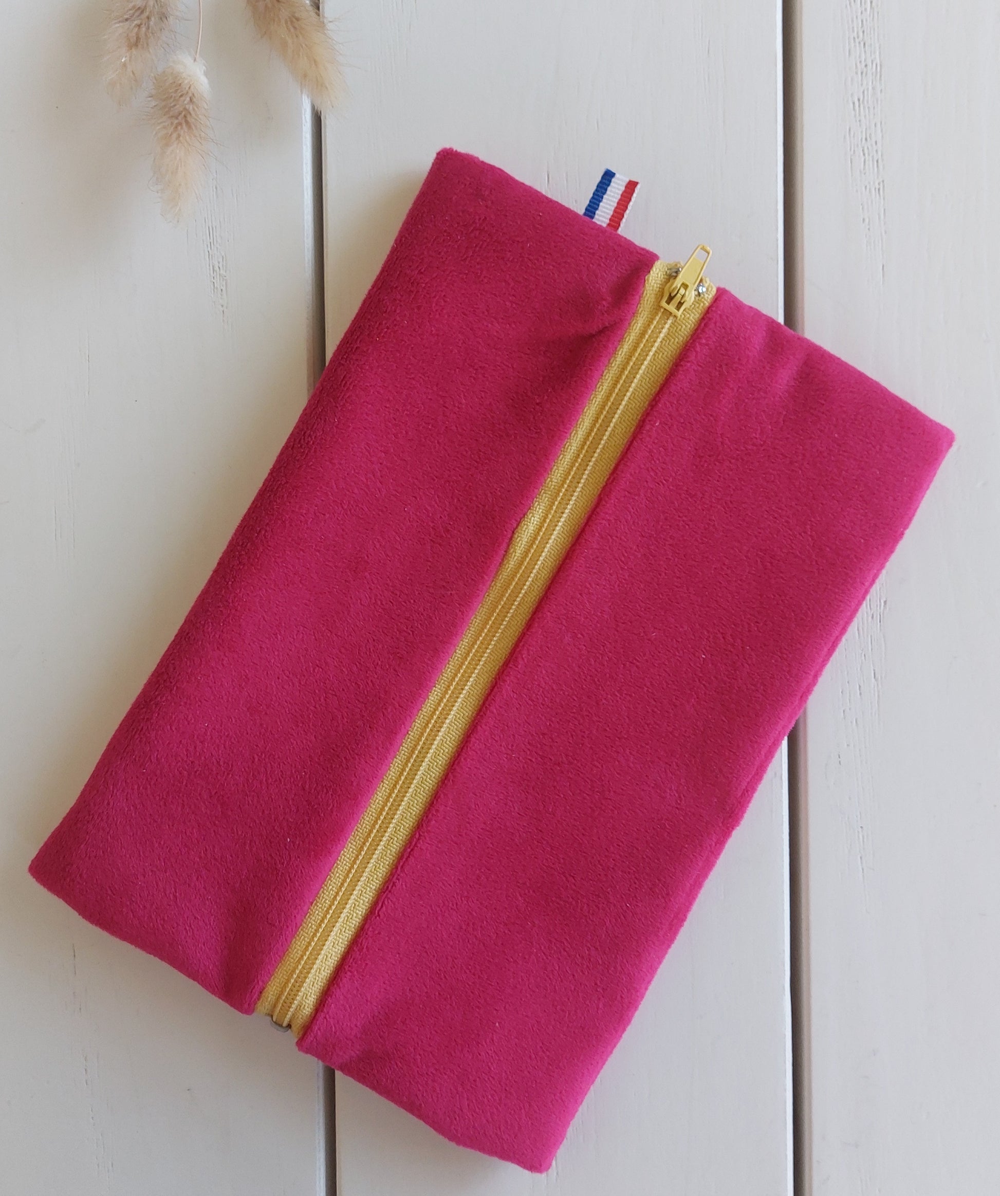 Trousse à crayons éco-conçue en Haute-Loire, en textiles upcyclés. Fabrication artisanale par une structure à but social . Accessoire papeterie éco-responsable