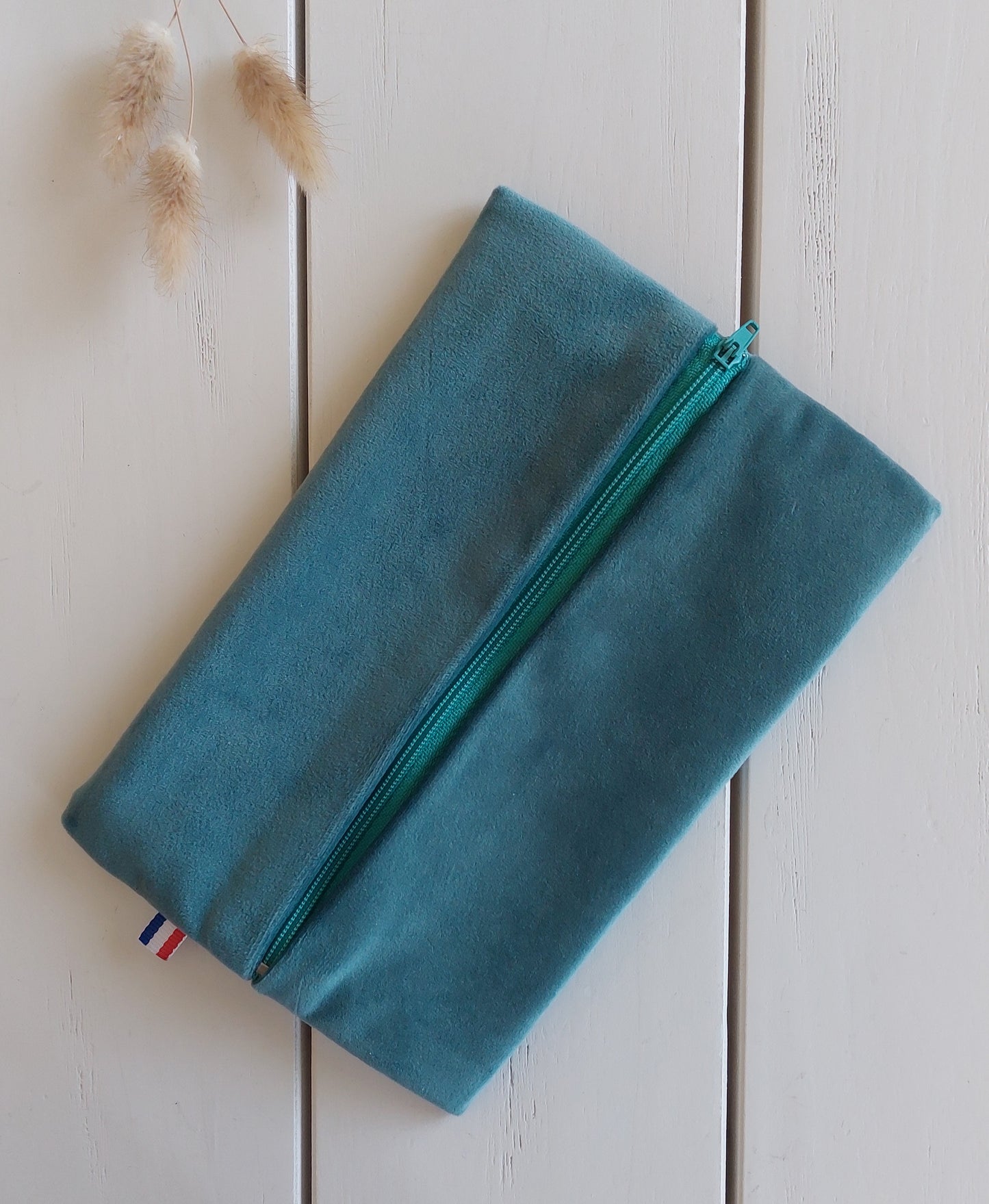 Trousse à crayons éco-conçue en Haute-Loire, en textiles upcyclés. Fabrication artisanale par une structure à but social . Accessoire papeterie éco-responsable