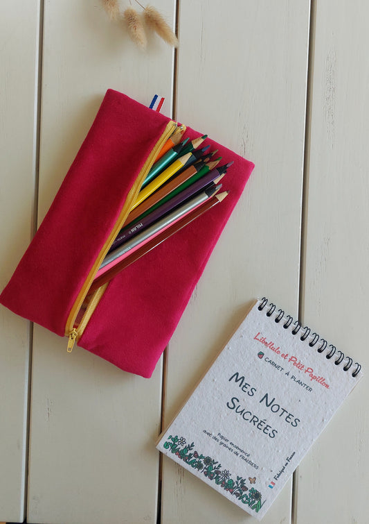 Trousse à crayons plate en tissu upcyclé, fabriquée artisanalement en Haute-Loire. Pratique, unique et éco-responsable, idéale pour l’école, le bureau ou en cadeau