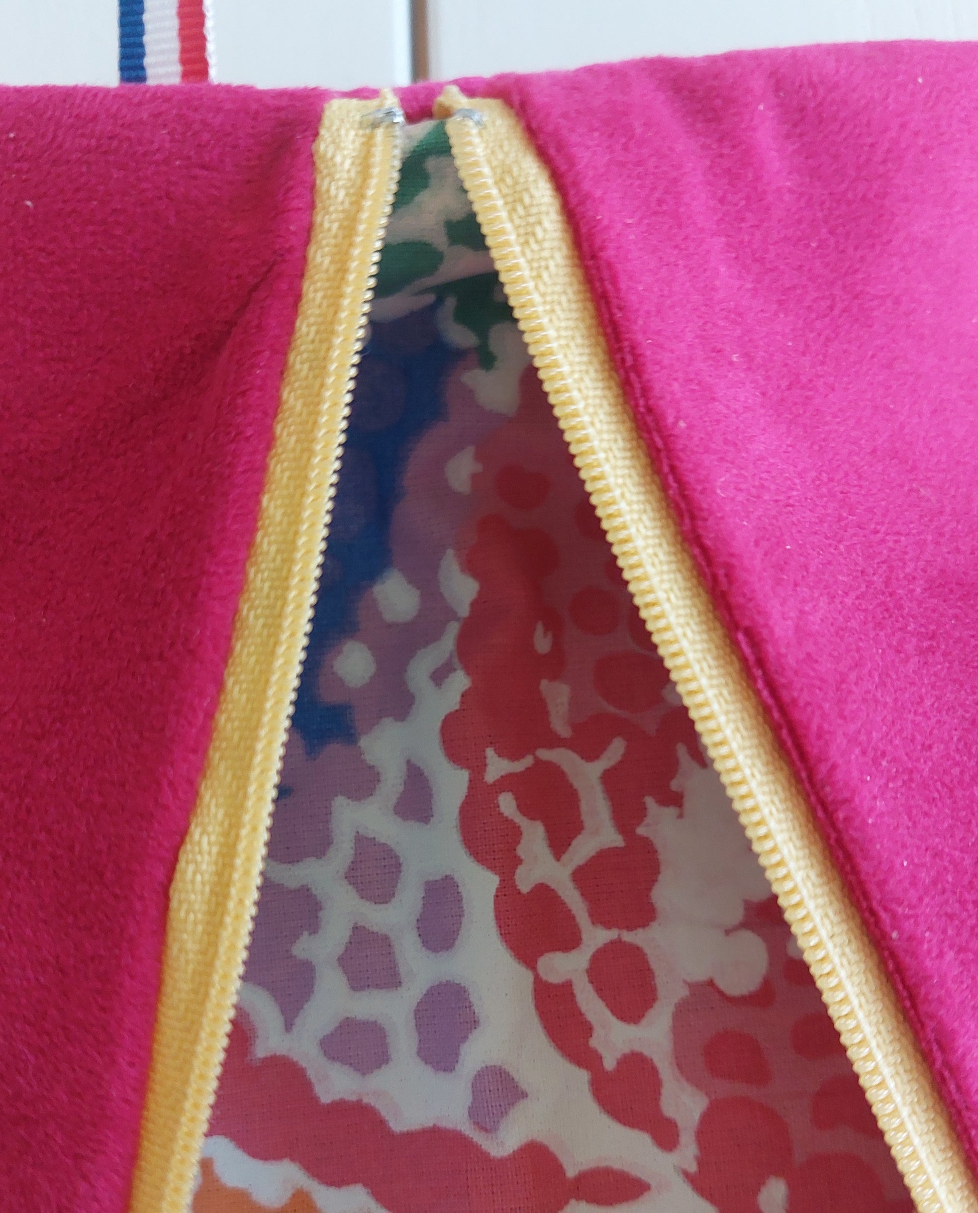 Trousse à crayons éco-conçue en Haute-Loire, en textiles upcyclés. Fabrication artisanale par une structure à but social . Accessoire papeterie éco-responsable