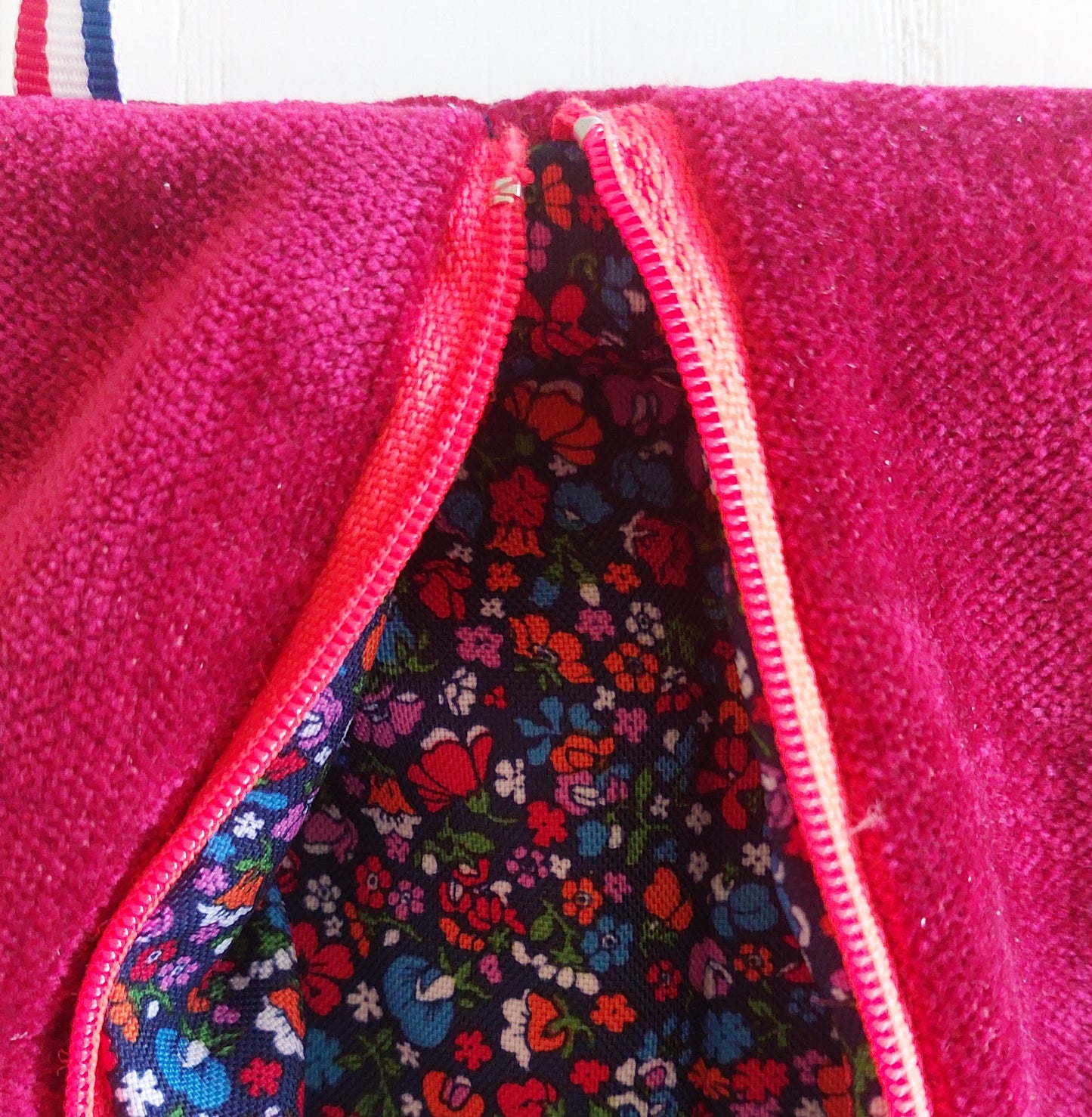 Trousse à crayons éco-conçue en Haute-Loire, en textiles upcyclés. Fabrication artisanale par une structure à but social . Accessoire papeterie éco-responsable