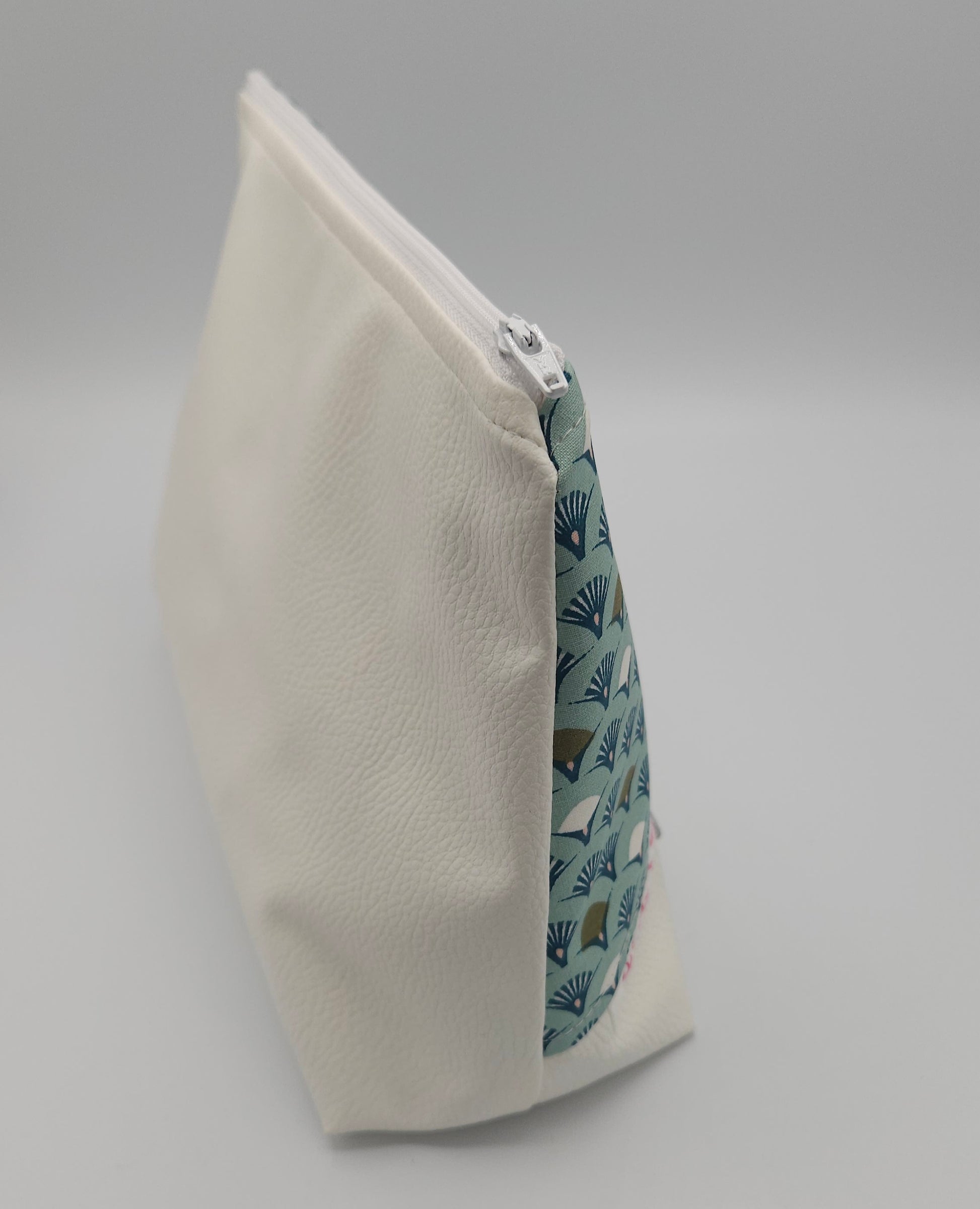 Set de toilette- trousse de toilette et son étui à brosse à dents. Confection artisanale de Haute-Loire (France) - éthique et éco-responsable. couleur bleu ciel - similicuir blanc
