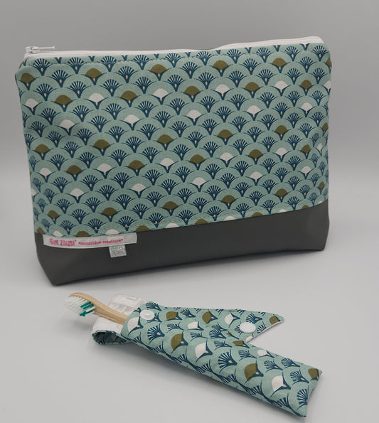 Set de toilette- trousse de toilette et son étui à brosse à dents. Confection artisanale de Haute-Loire (France) - éthique et éco-responsable. couleur bleu ciel - similicuir gris