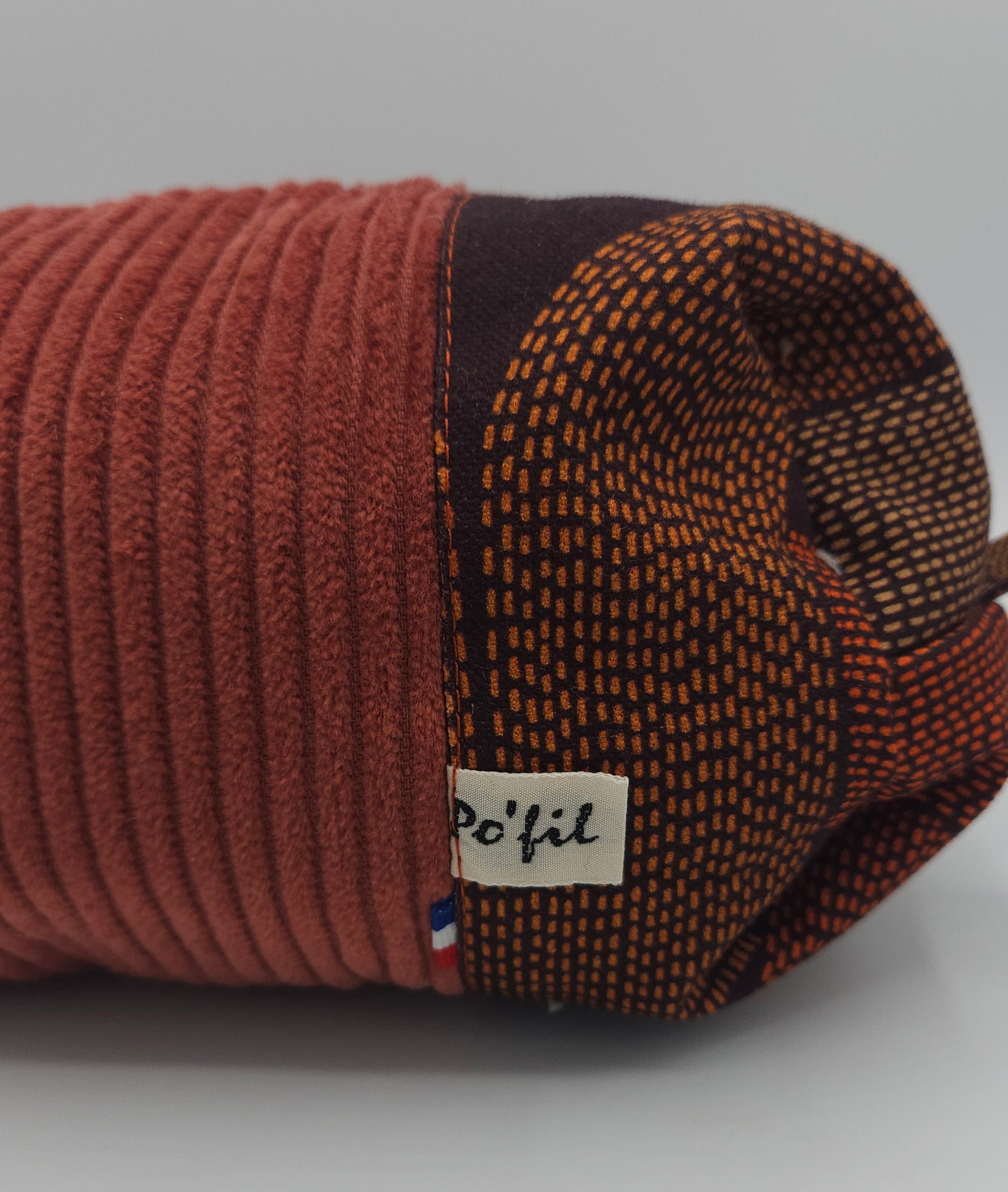 Trousse de toilette en velours côtelé. couleur rouge brique - style ethnique - fermeture zippé. capacité moyenne- artisanat Haute-Loire par Po'Fil