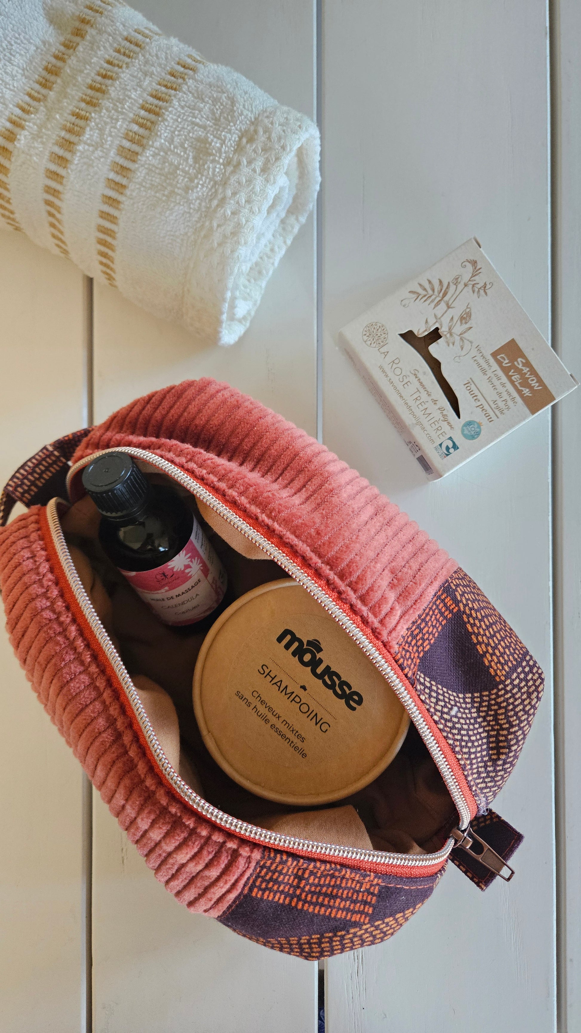 Ensemble trousse de toilette velours - savon bio artisanal - huile de massage bio et shampoing solide bio - par PECATA