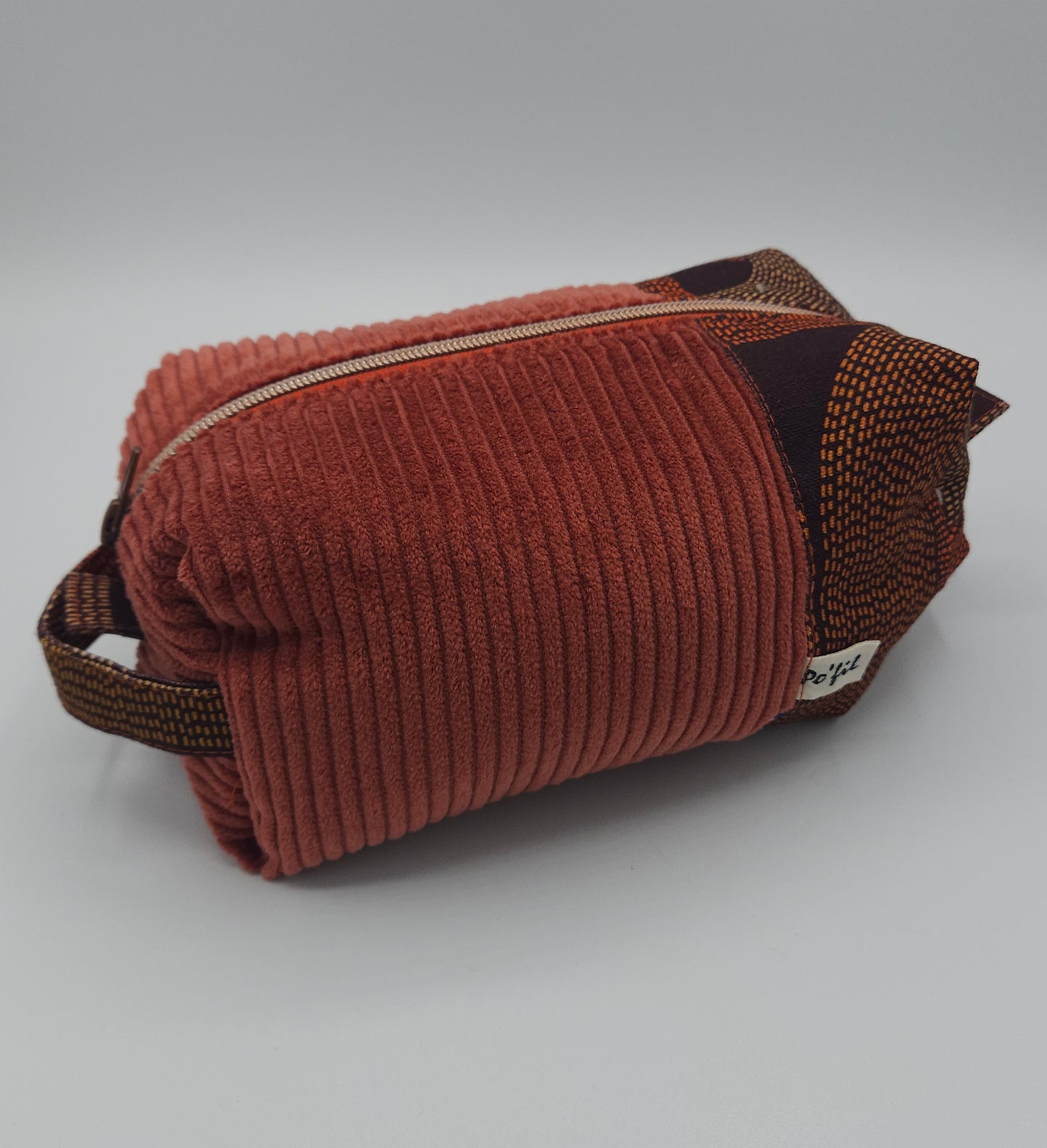 Trousse de toilette en velours côtelé. couleur rouge brique - fermeture zippé. capacité moyenne- artisanat Haute-Loire par Po'Fil