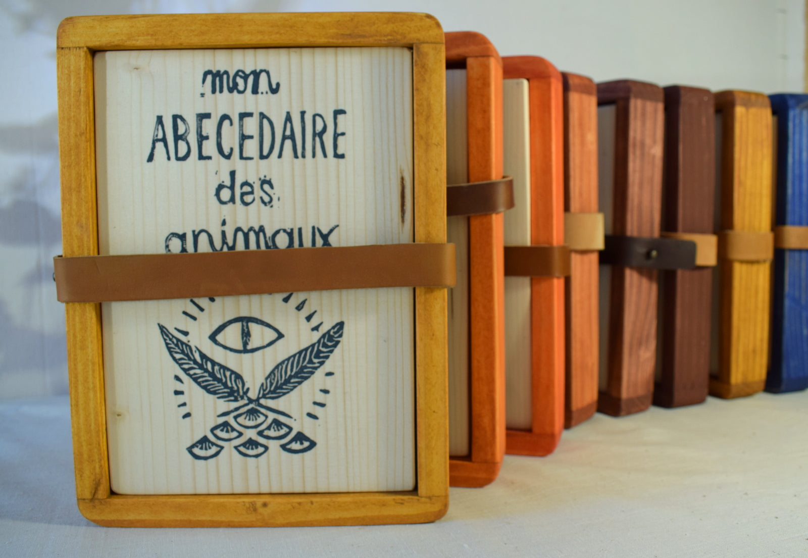Abécédaire des animaux - coffret en bois - artisanat linogravure et aquarelle