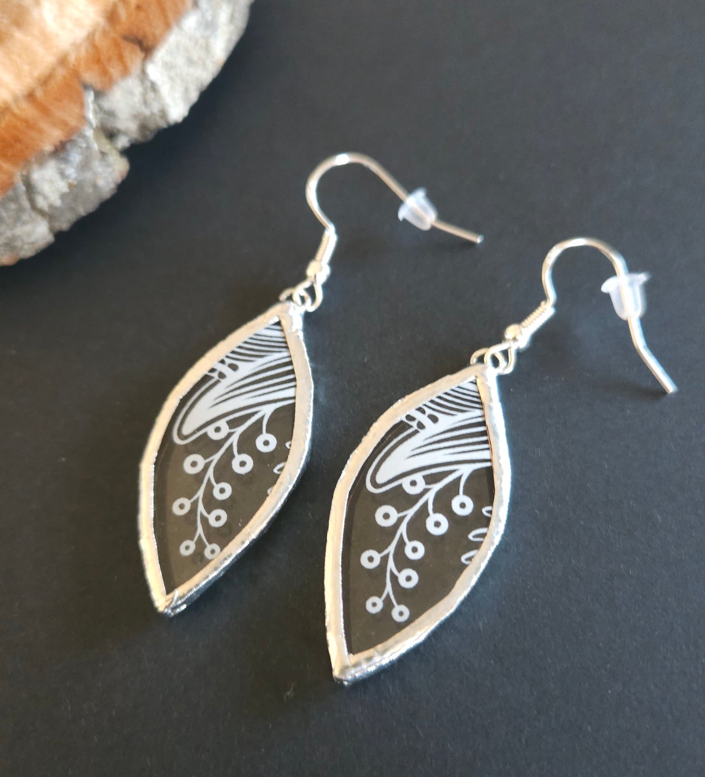 Boucles d'oreilles en verre upcyclé Création Vart - motifs dentelle - artianat de Haute-Loire