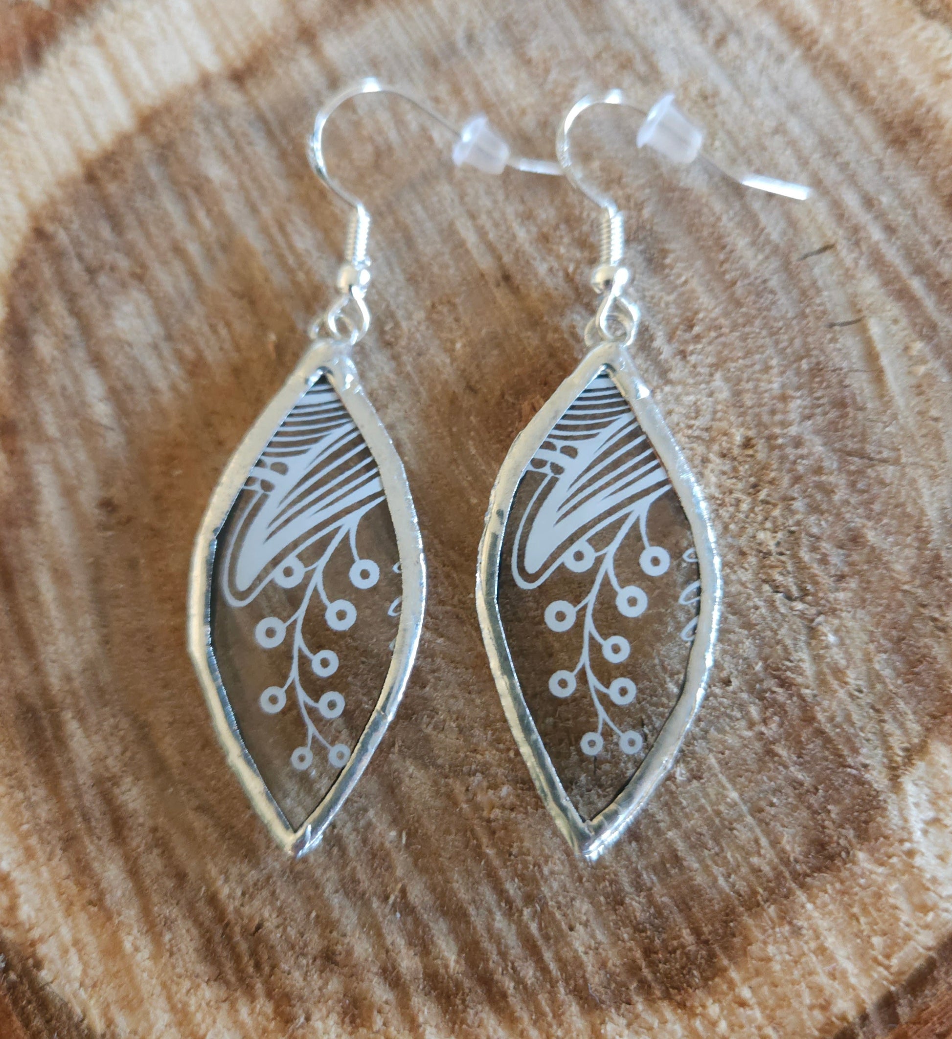 Boucles d'oreilles en verre upcyclé Création Vart - motif dentelle