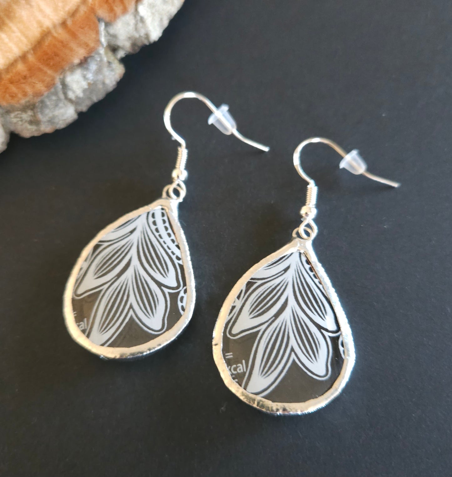 Boucles d'oreilles en verre upcyclé style dentelle - Création Vart