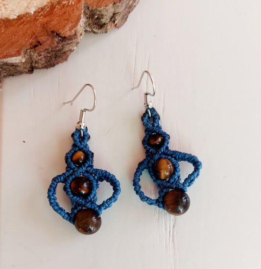boucles d'oreilles en macramé avec pierres oeil de tigre; marron avec des nuances de jaune doré