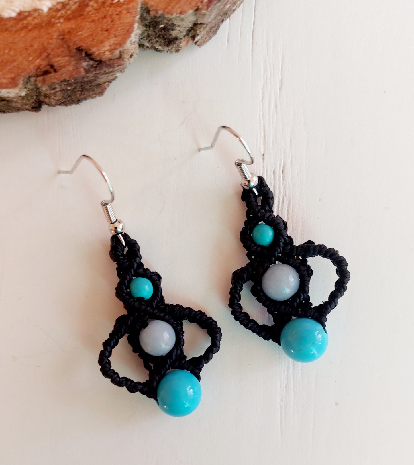 boucles d'oreilles macramé noir Howlite Celestine