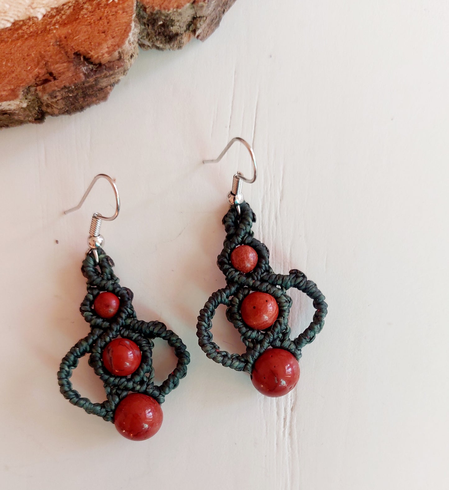 boucles d'oreilles macramé vert sapin Jaspe rouge