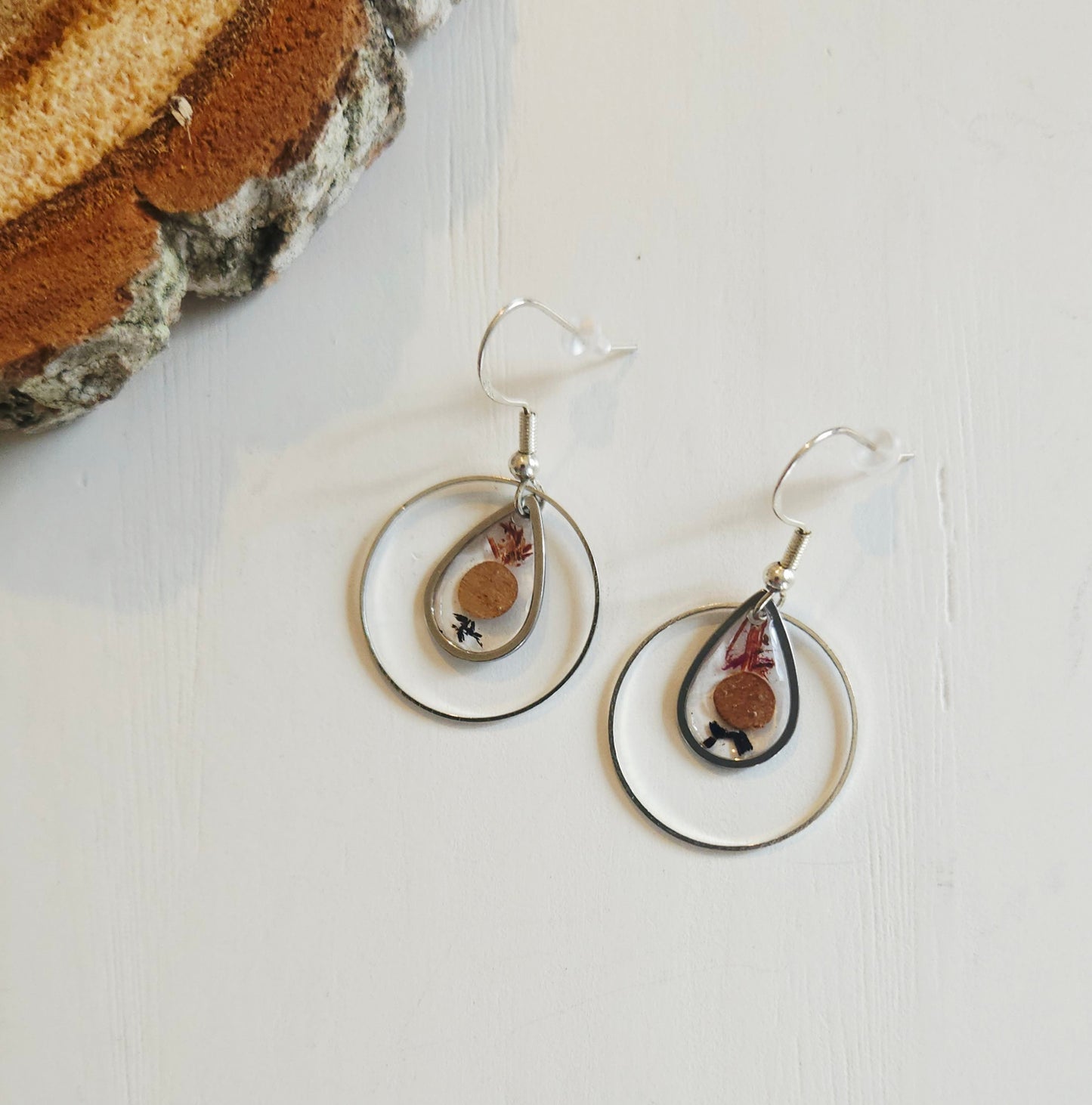 boucles d'oreilles artisanale en résine et bois - essence de bois. 