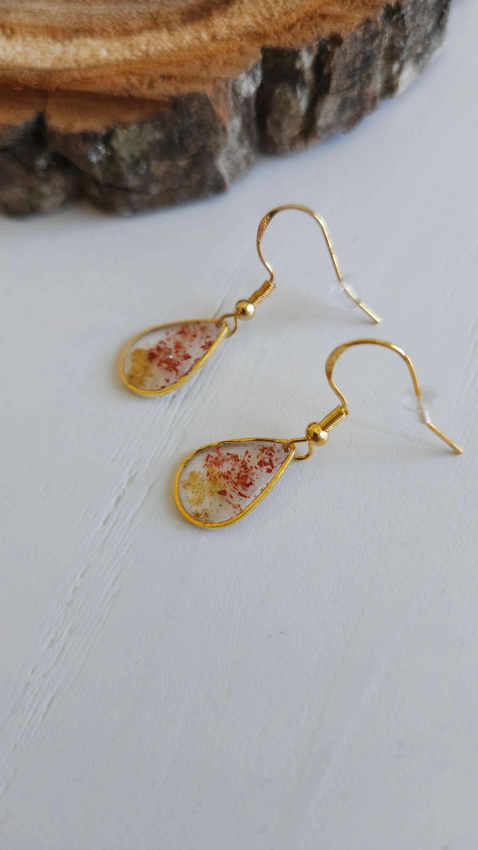 boucles d'oeilles résine et bois - artisanat de haute-loire - modèle goutte ( acajou et difu)