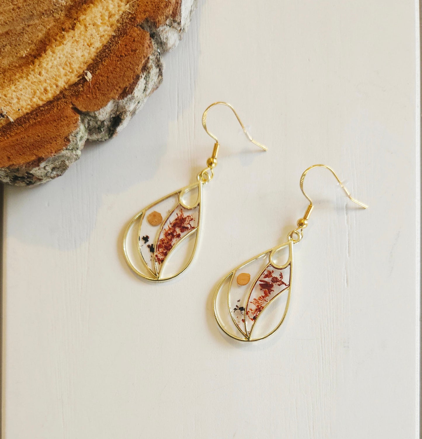 boucles d'oreilles artisanale en résine et bois - essence de bois. 