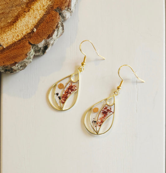 boucles d'oreilles artisanale en résine et bois - essence de bois. 