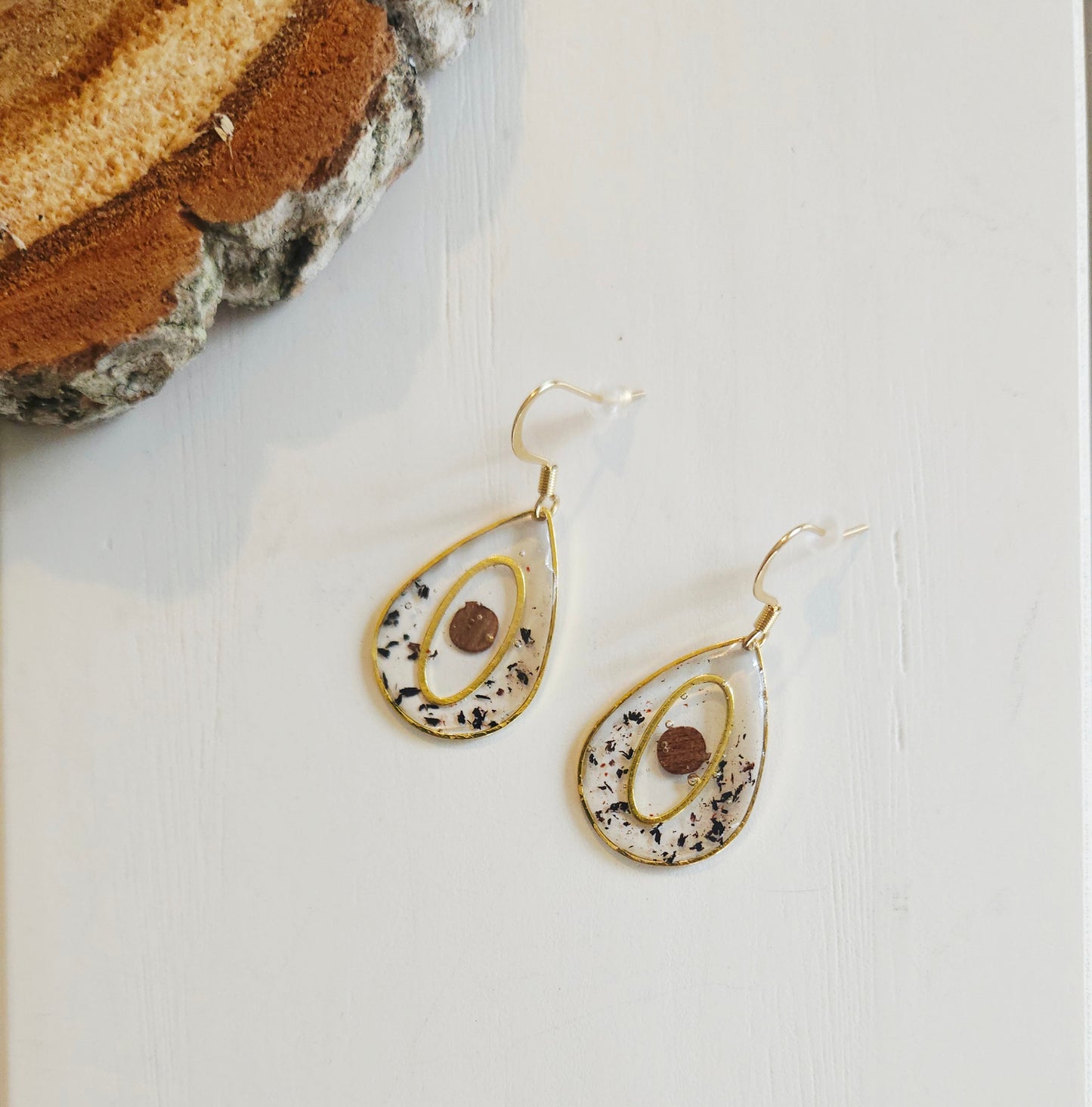 boucles d'oreilles artisanale en résine et bois - essence de bois.  artisanat de haute-loire