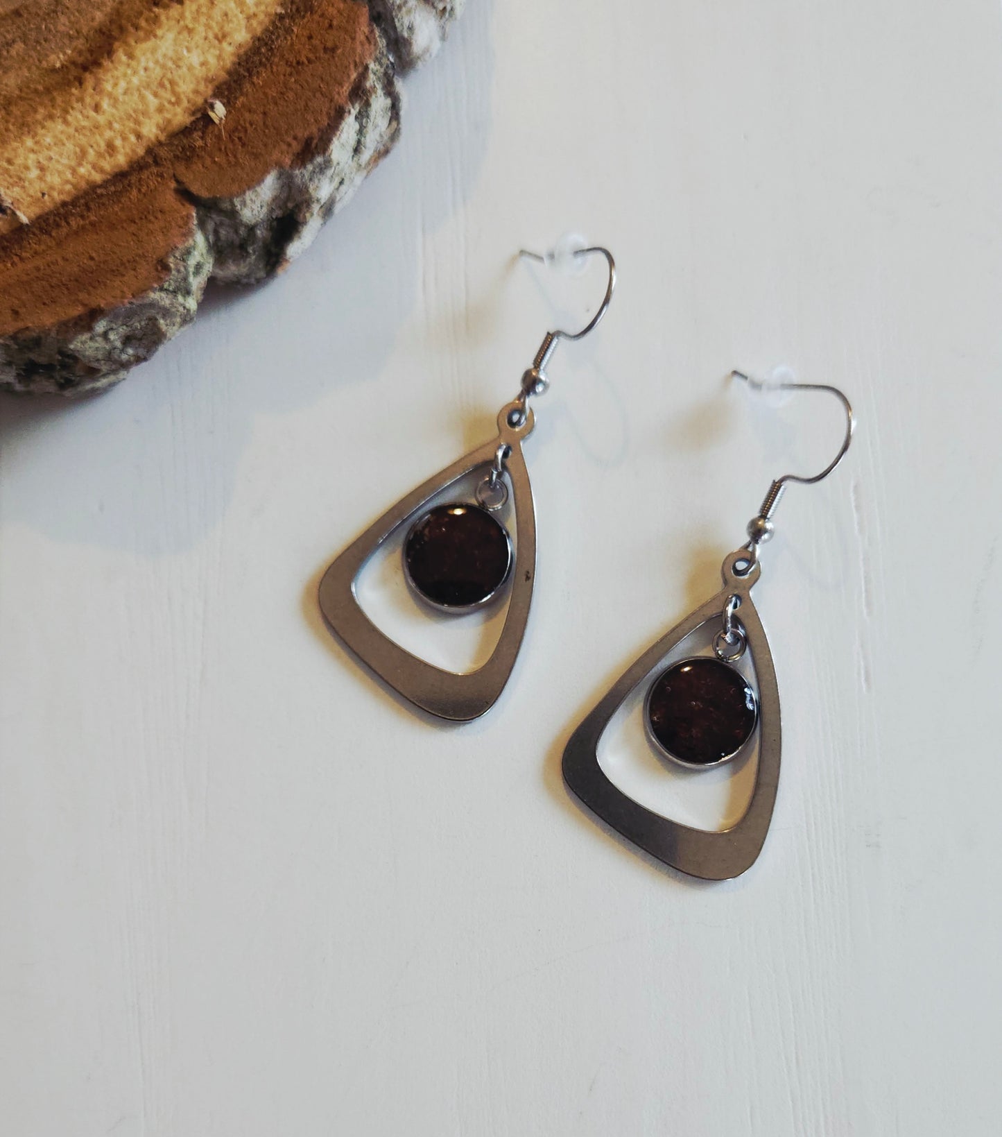 boucles d'oreilles artisanale en résine et bois - essence de bois. 