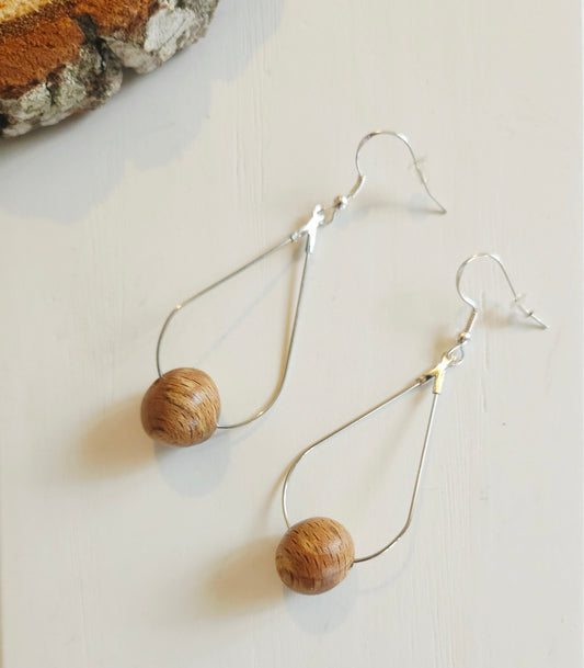 boucles d'oreilles artisanale en résine et bois - essence de bois. 