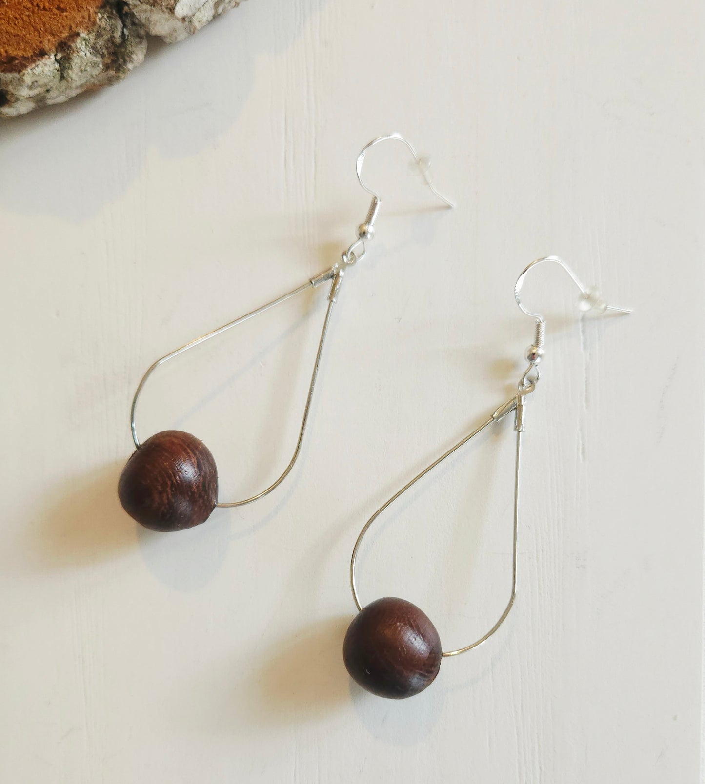 boucles d'oreilles artisanale en résine et bois - essence de bois. 