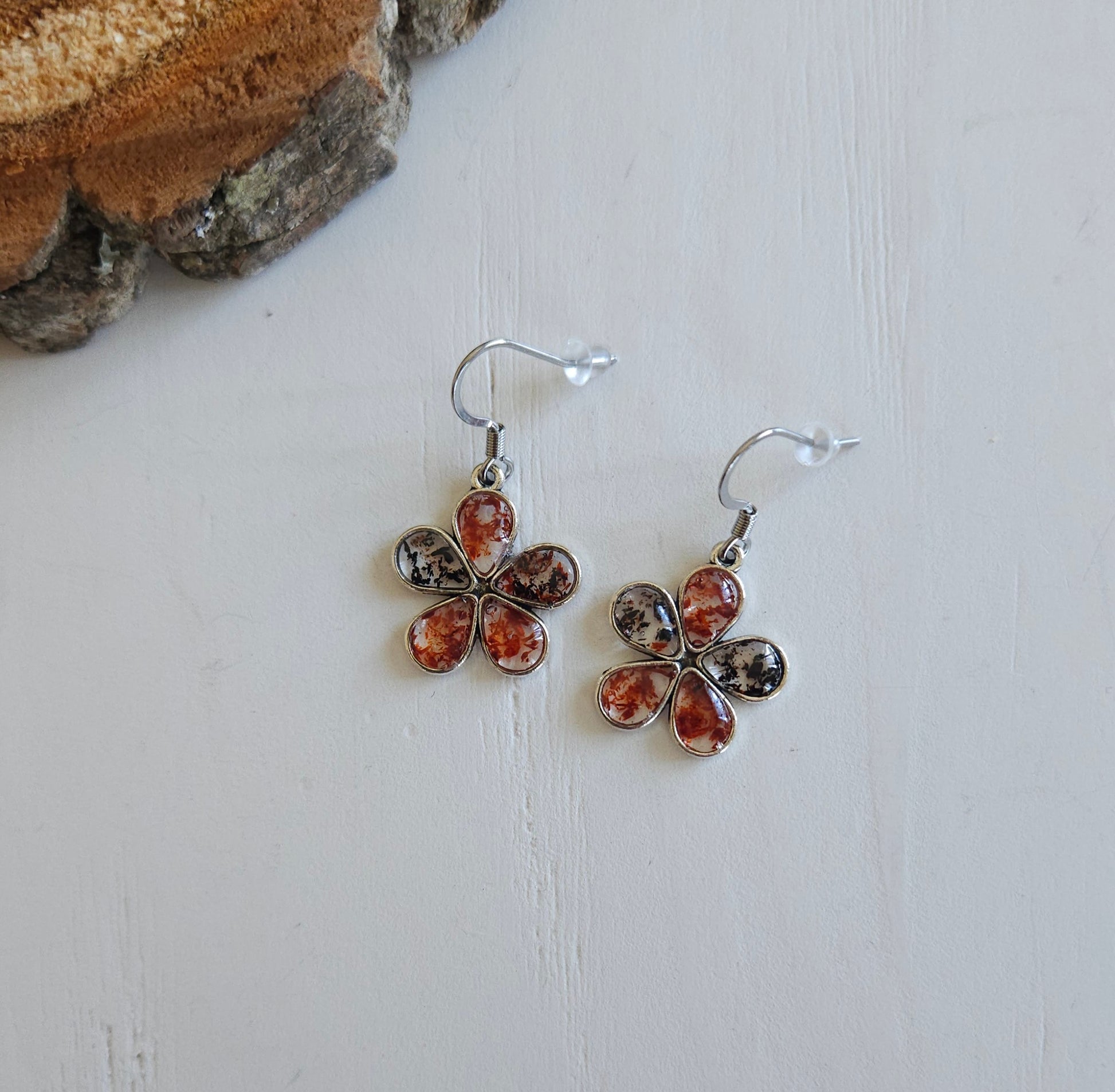 boucles d'oeilles résine et bois - artisanat de haute-loire - modèle fleur ( acajou et ébène)