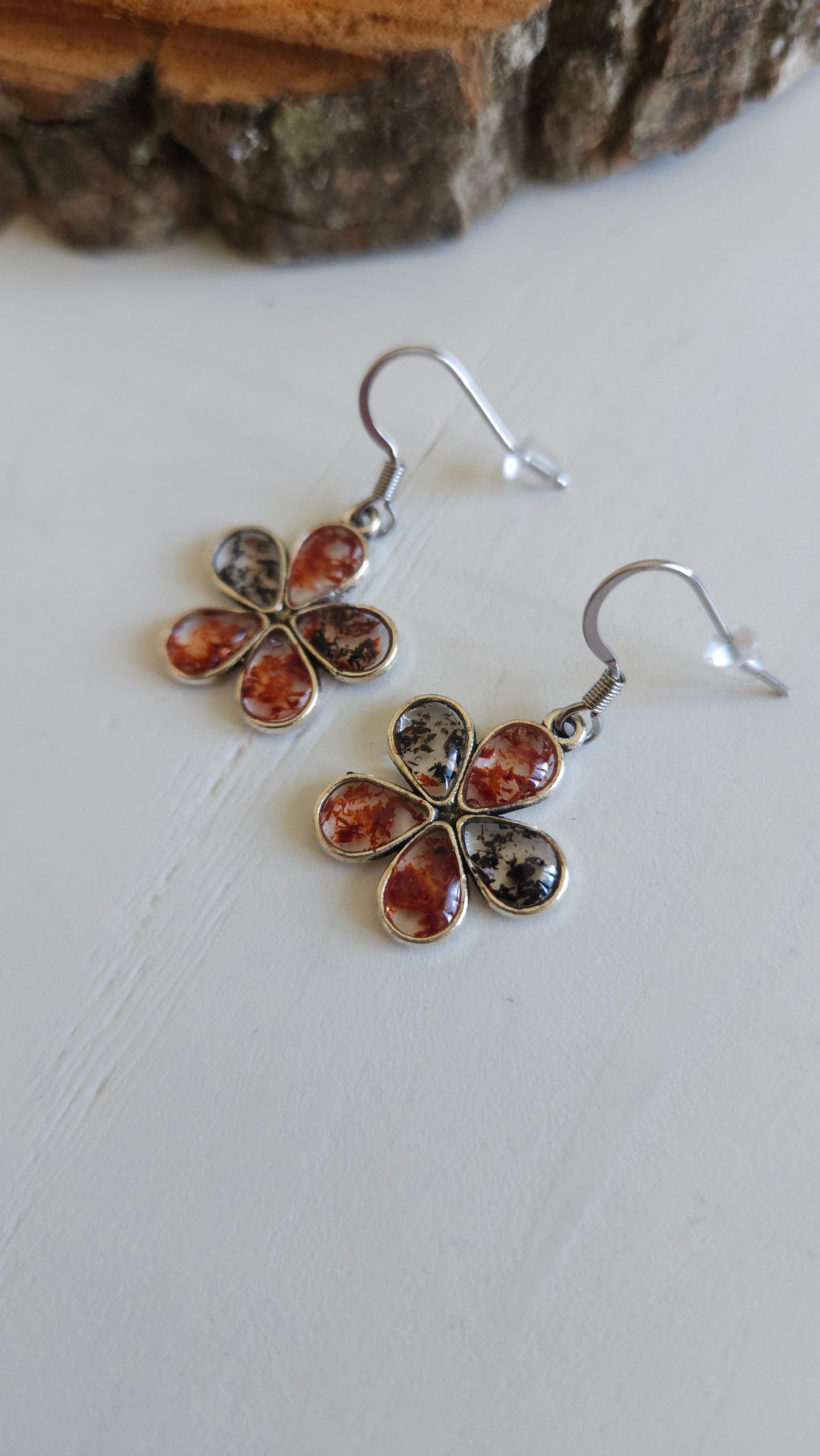 boucles d'oeilles résine et bois - artisanat de haute-loire - modèle fleur ( acajou et ébène)