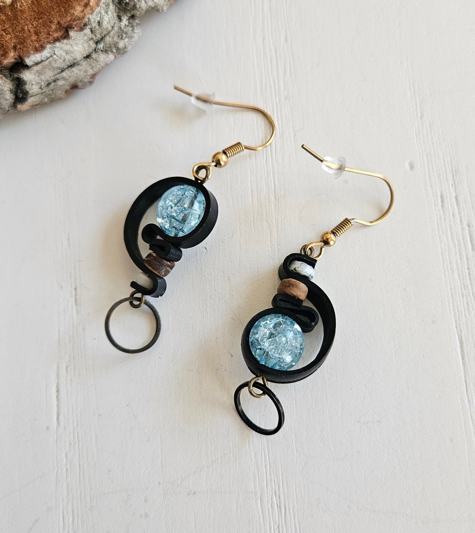 boucles d'oreilles upcyclées - artisanat - création unique et originale- matière upcyclée : chambre à air de vélo