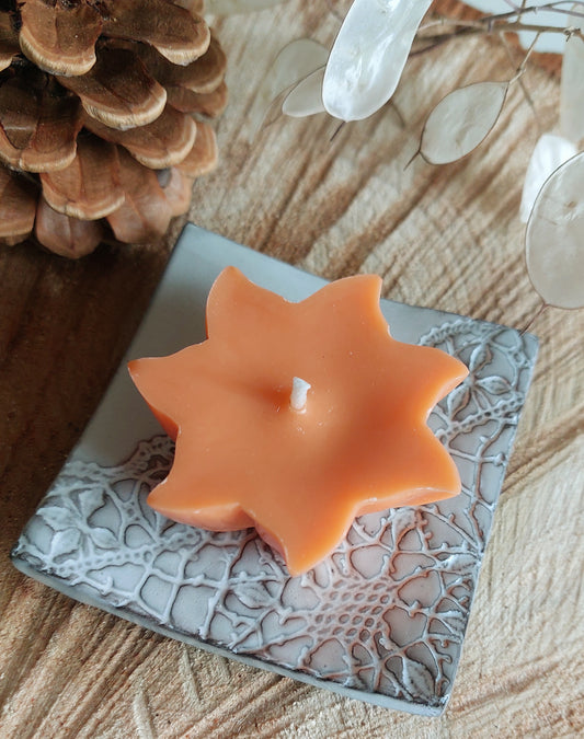 coupelle céramique dentelle avec petite bougie étoile orange épicé