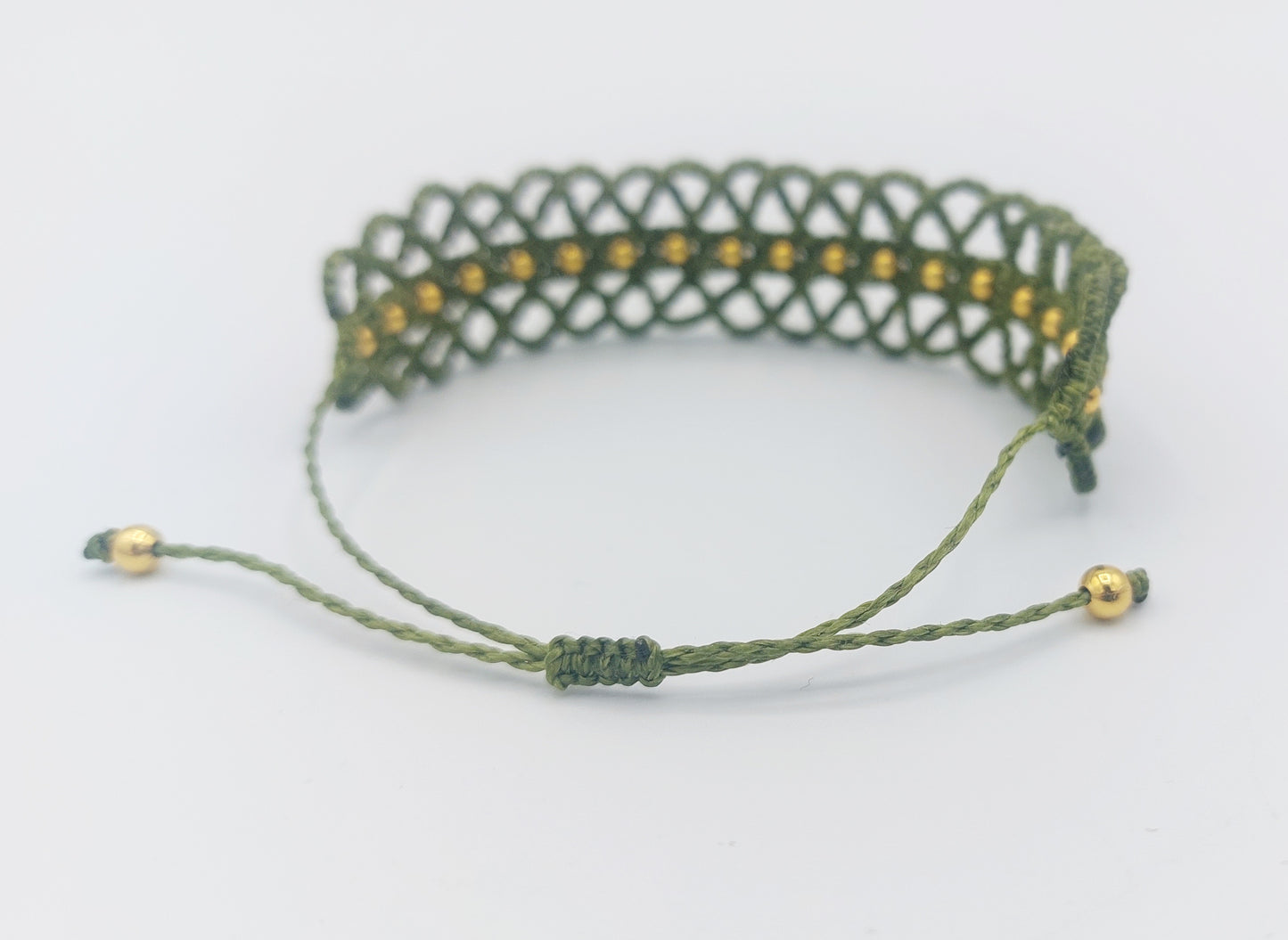 bracelet manchette macramé style boho chic couleur kaki et perle de laiton doré- fermeture ajustable