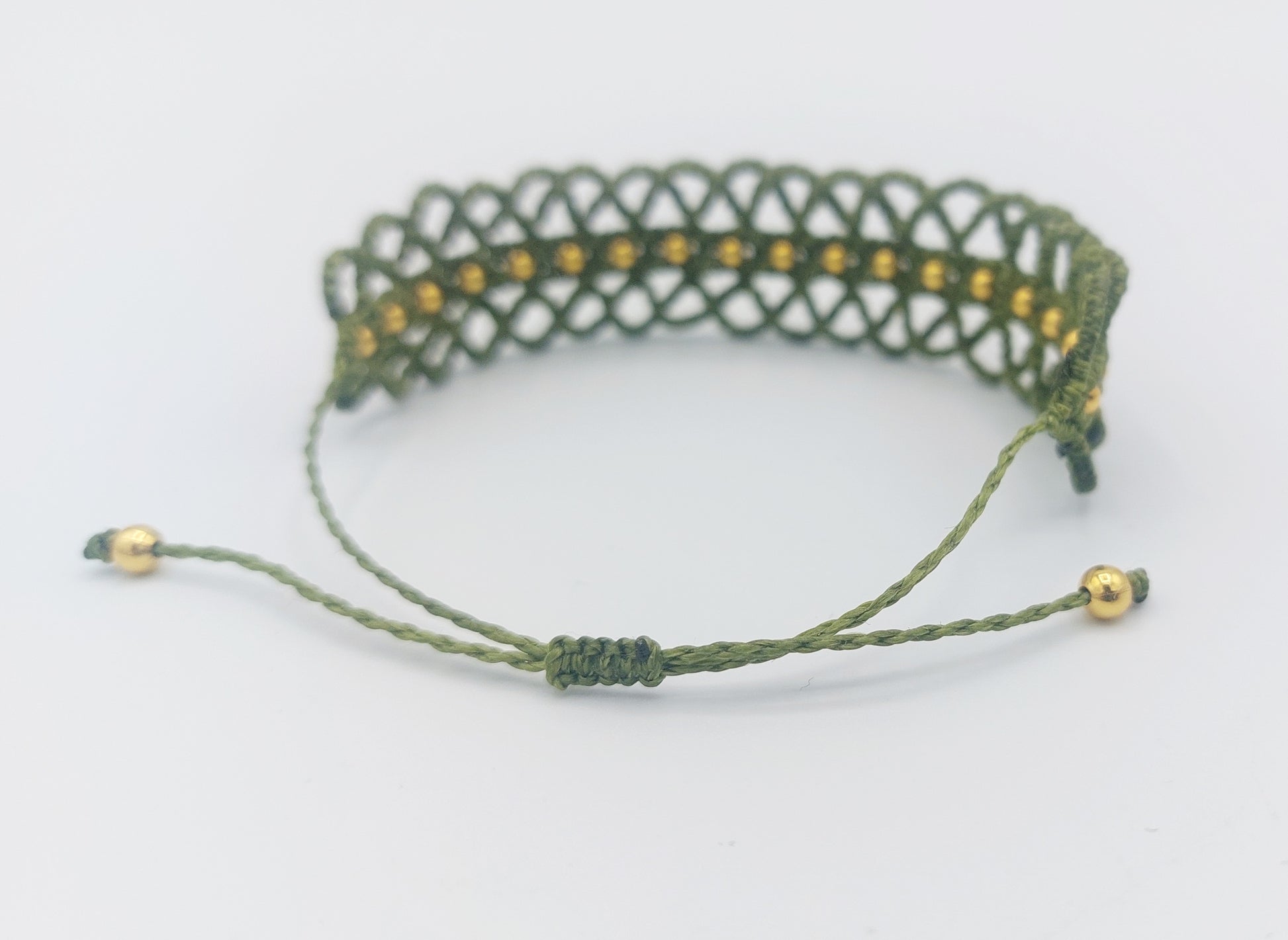 bracelet manchette macramé style boho chic couleur kaki et perle de laiton doré- fermeture ajustable