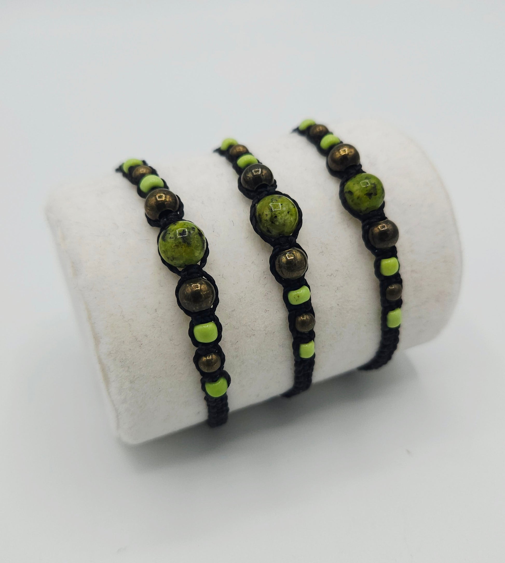 Bracelet unisexe en micro-macramé tissé-main en Haute-Loire (France). Pierre naturelle de jade vert néphrite du Canada. Perles "accessoires" de laiton et de rocaille. Fermeture réglable. bracelet " La verte en Velay". 