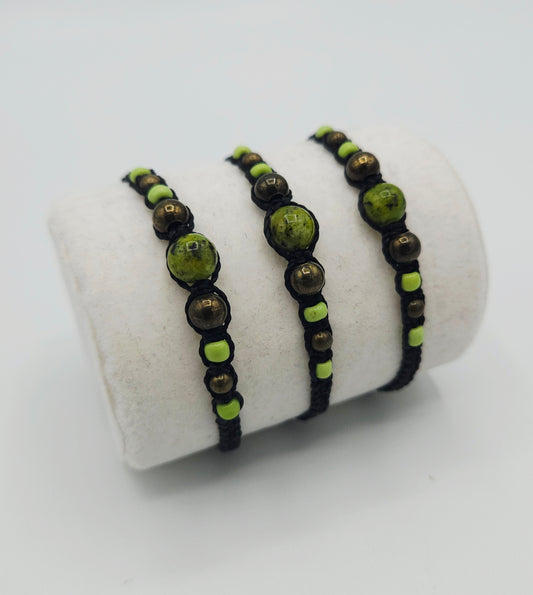 Bracelet unisexe en micro-macramé tissé-main en Haute-Loire (France). Pierre naturelle de jade vert néphrite du Canada. Perles "accessoires" de laiton et de rocaille. Fermeture réglable. bracelet " La verte en Velay". 