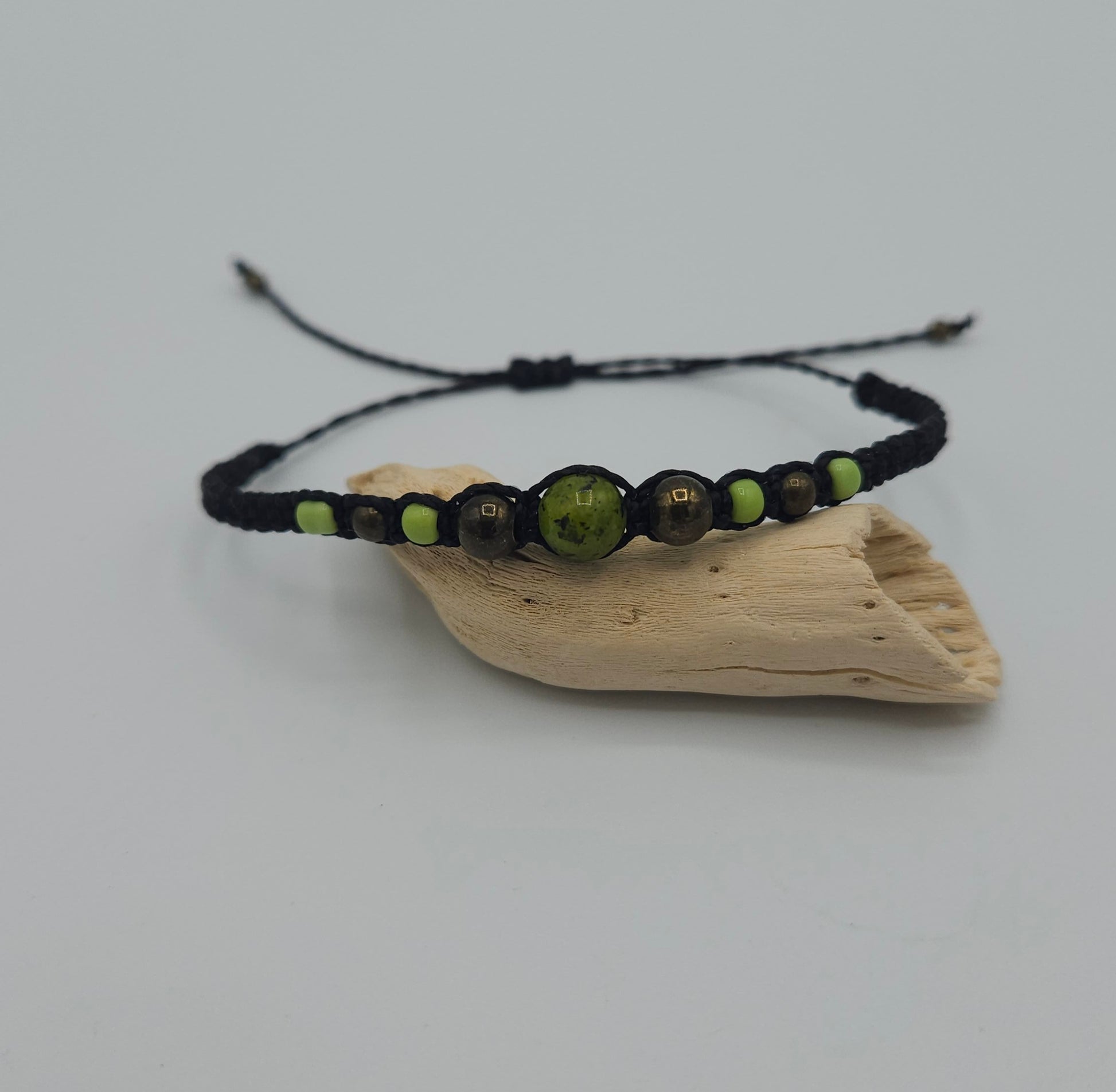 Bracelet unisexe en micro-macramé tissé-main en Haute-Loire (France). Pierre naturelle de jade vert néphrite du Canada. Perles "accessoires" de laiton et de rocaille. Fermeture réglable. bracelet " La verte en Velay". 