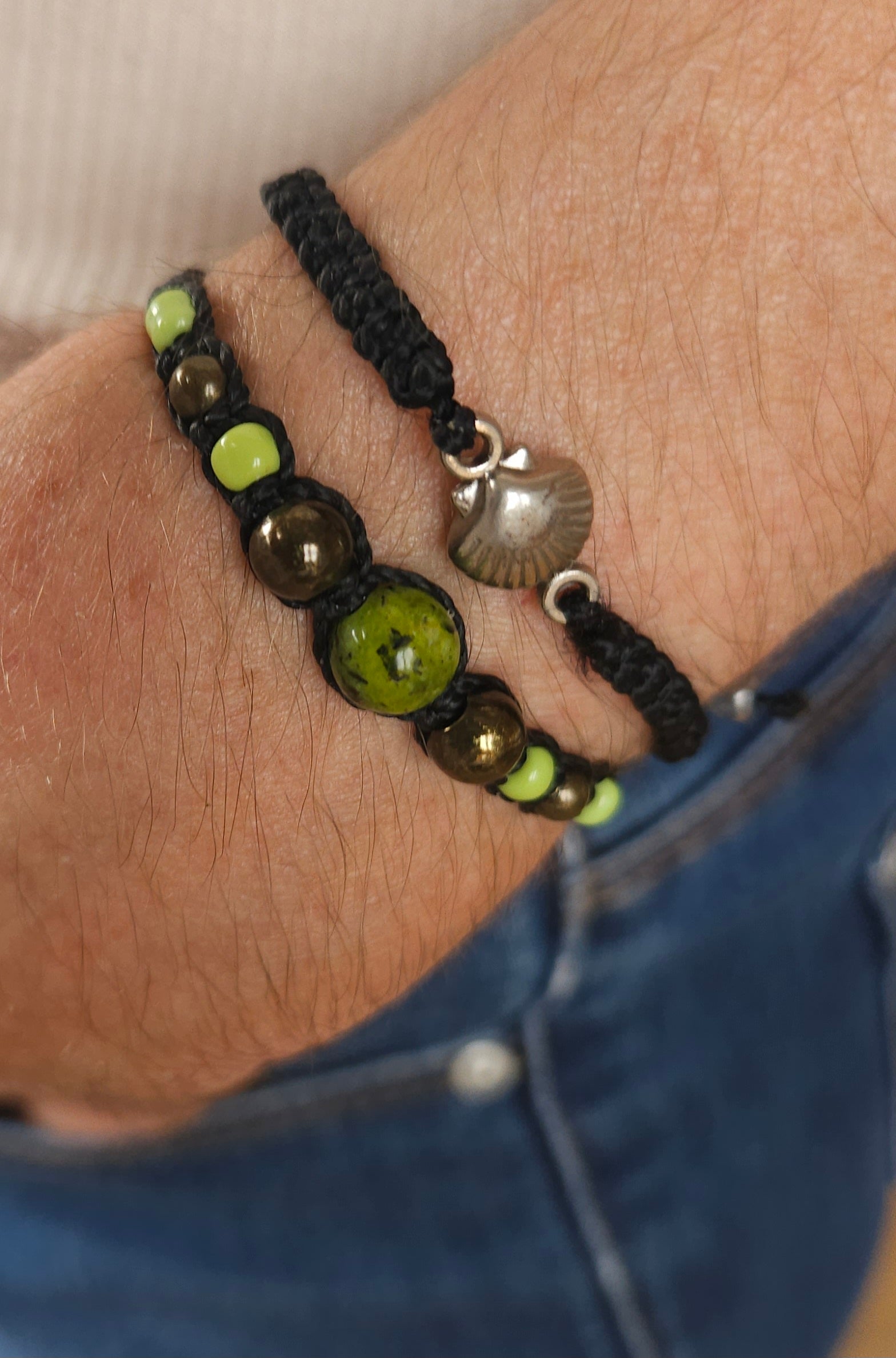 Bracelet unisexe en micro-macramé tissé-main en Haute-Loire (France). Pierre naturelle de jade vert néphrite du Canada. Perles "accessoires" de laiton et de rocaille. Fermeture réglable. bracelet " La verte en Velay". 