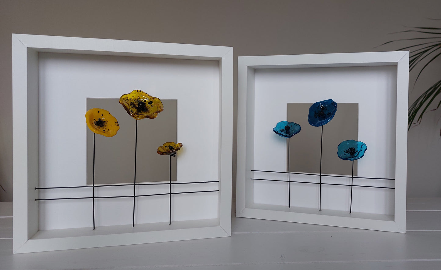 décoration intèrieure - cadre blanc et fleurs de verres - coquelicots - artisanat haute-loire
