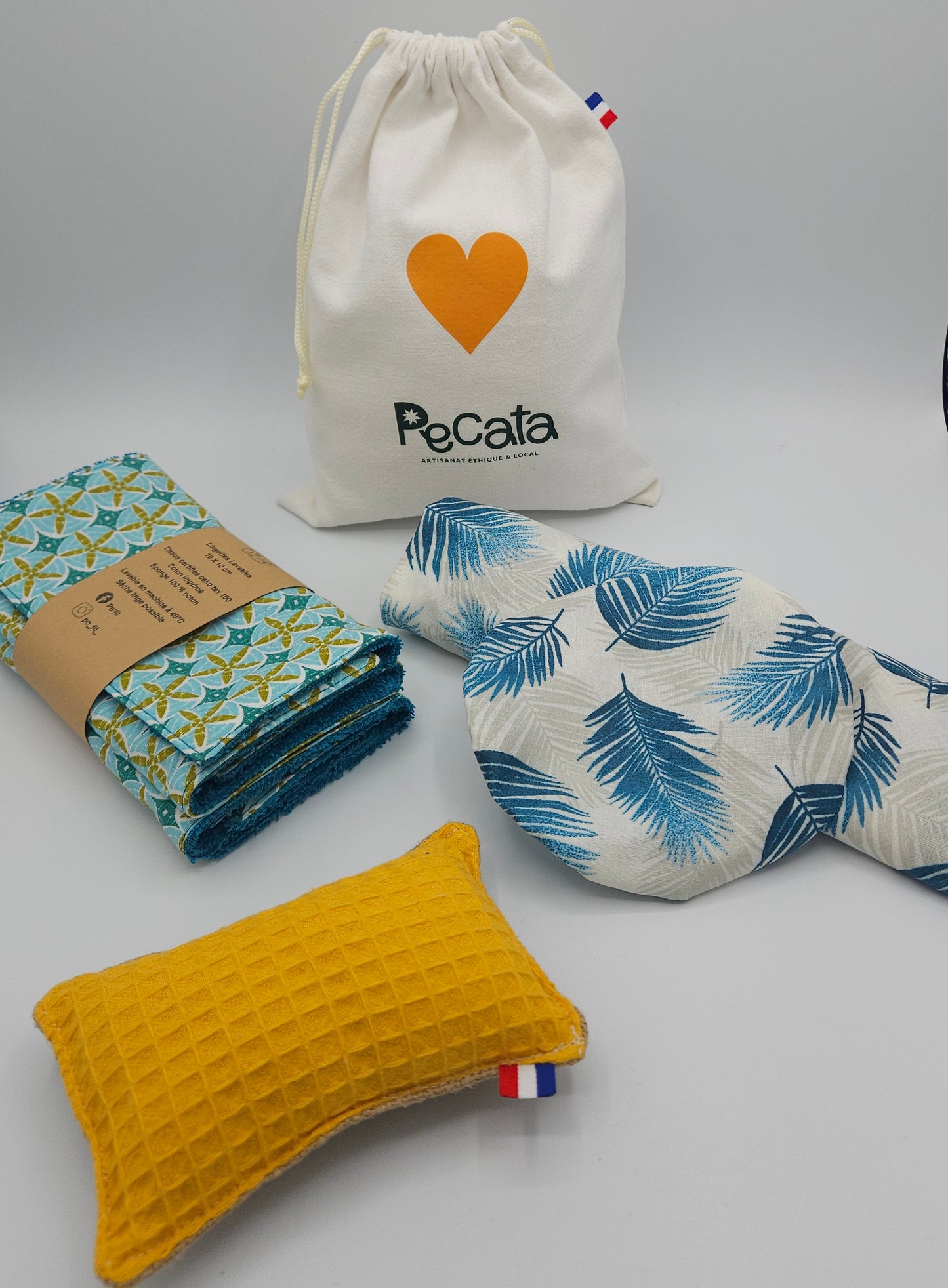 kit de cuisine pour une consommation zéro déchet. essuie-tout lavable, lot de 3 charlottes couvre-plat, éponge vaisselle lavable. kit Pecata, artisanat éthique et local